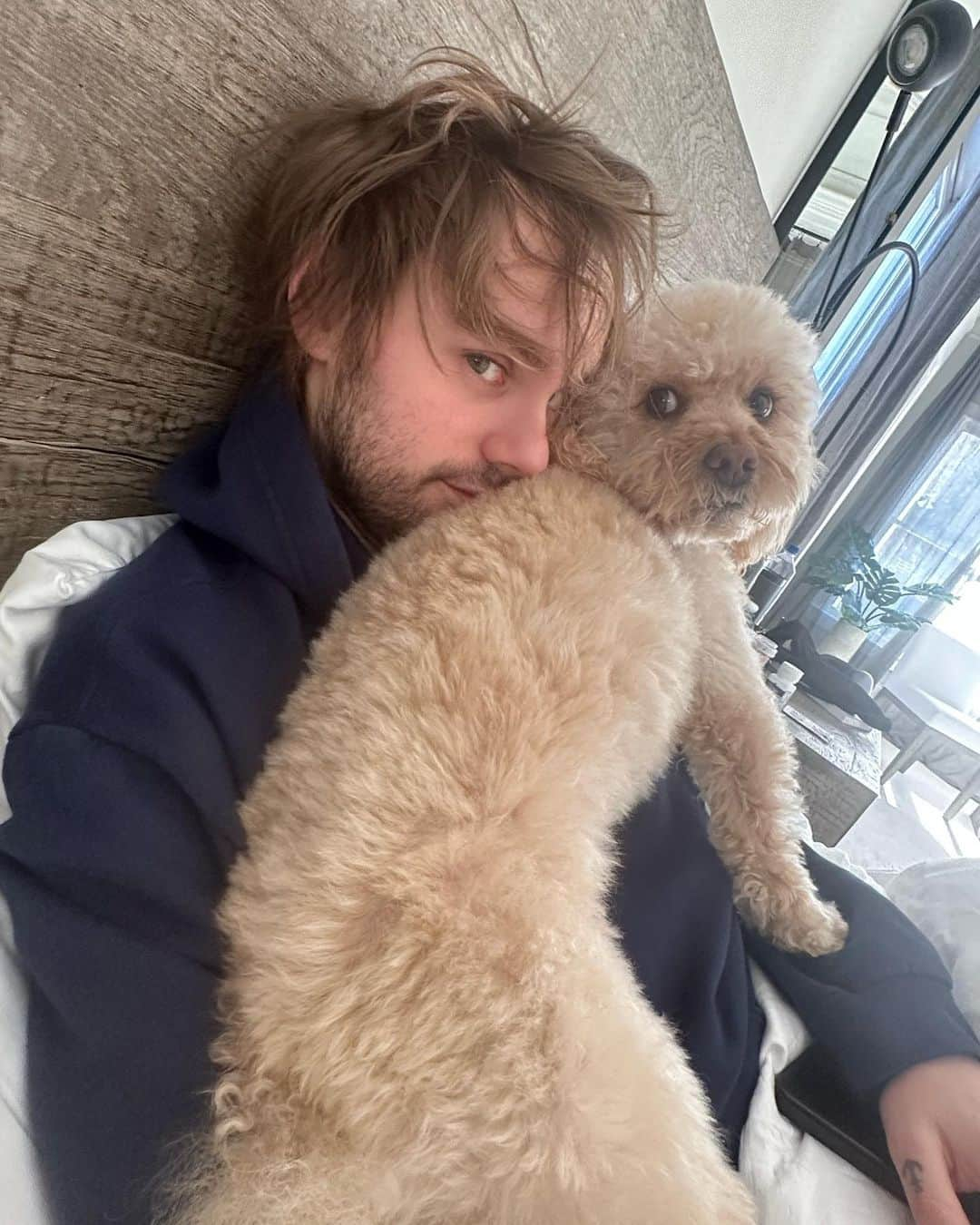 マイケル・クリフォードのインスタグラム：「good morning from me and my oversized parrot」