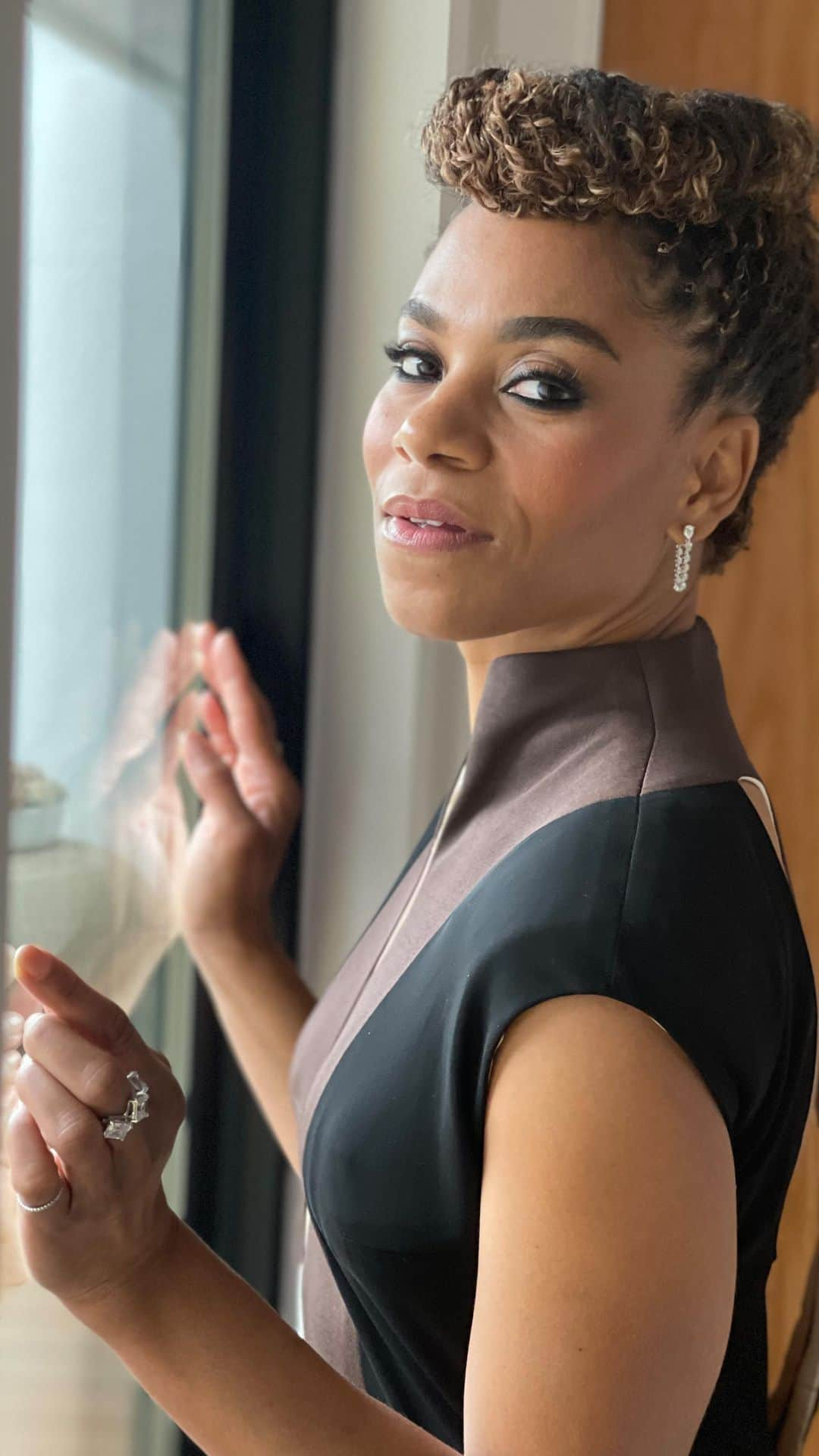 Kelly McCrearyのインスタグラム：「Beware… SWARM is coming!! Stepped out to the premiere of @swarmonprime and I am BLOWN away by what my girl @janinenabers and @donaldglover created! Riveting, creepy, hilarious, suspenseful, heartbreaking— it does all the things! And of course, @domfishback kills it again 🩸😜. I will definitely be bingeing the rest of the season when it drops tomorrow night!   Thank you to the team for getting me all the way together — @marjthestylist, @bobbierileybeauty, @andriamichellebush you did it again!」