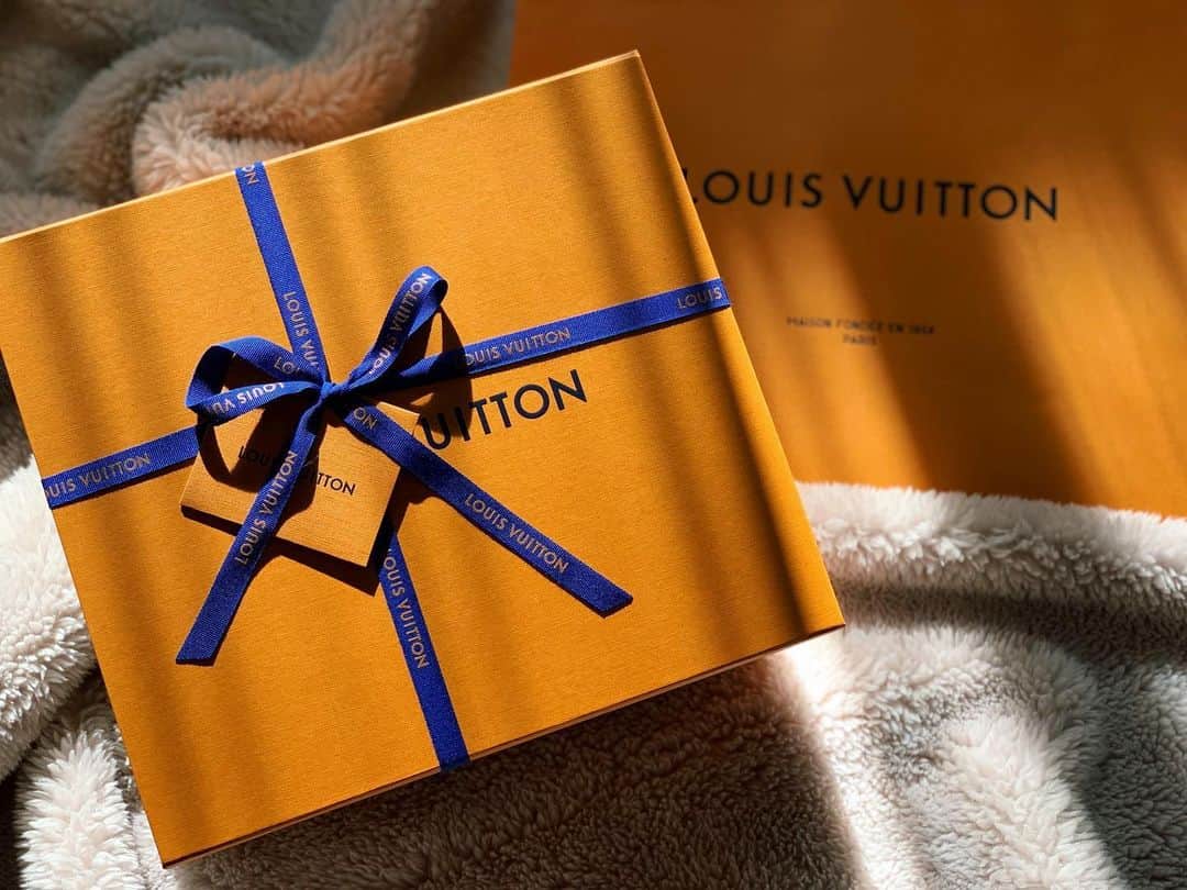 みたんさんのインスタグラム写真 - (みたんInstagram)「値上がり前に！  自分への🎁🫶  #louisvuitton #louisvuittonbag #lockme #ルイヴィトン #ルイヴィトンバッグ #ロックミー #fashion #bag」3月17日 5時49分 - micooorin