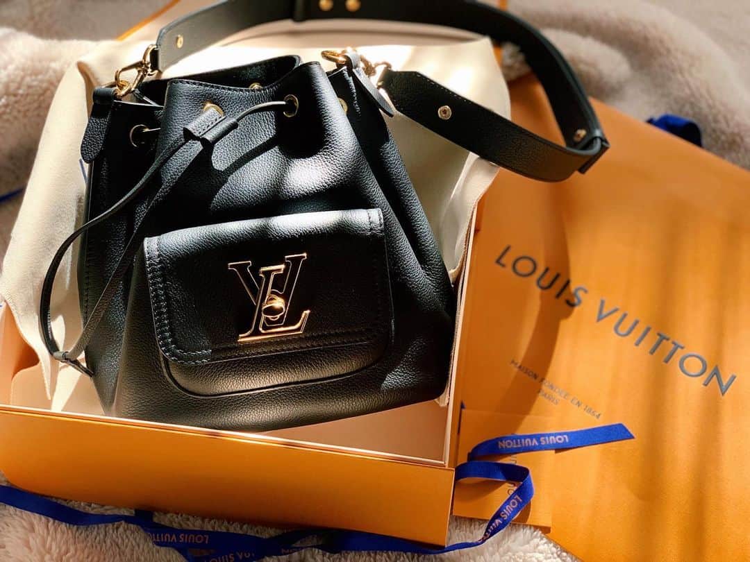 みたんのインスタグラム：「値上がり前に！  自分への🎁🫶  #louisvuitton #louisvuittonbag #lockme #ルイヴィトン #ルイヴィトンバッグ #ロックミー #fashion #bag」