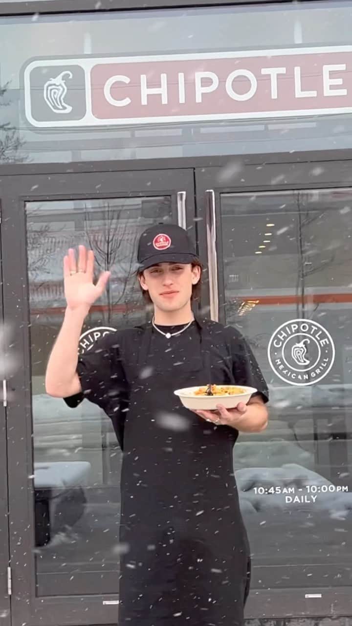 ジョニー・オーランドのインスタグラム：「As (self proclaimed) king of Chipotle, I got to create my own custom bowl. I gave my Chicken al Pastor bowl a 9.8/10 but I want to know what you think ! #chipotlepartner」