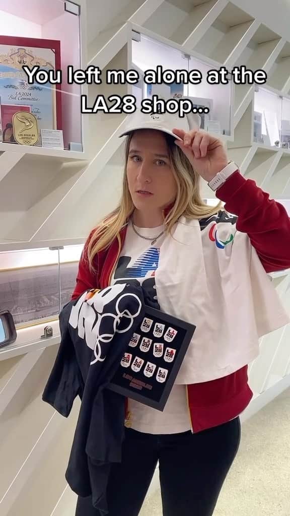 マルティ・マロイのインスタグラム：「Got a little carried away 😅  Link in bio to get your #LA28 gear now!」