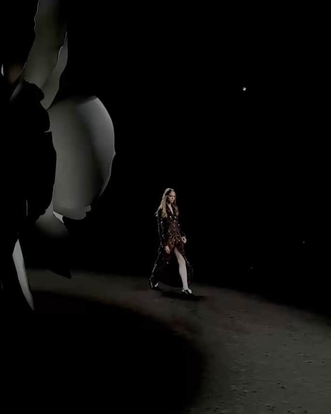 アビー・チャンピオンのインスタグラム：「Ended pfw with the best @chanelofficial thank you for having me again🖤 @virginieviard @aurelieduclos」
