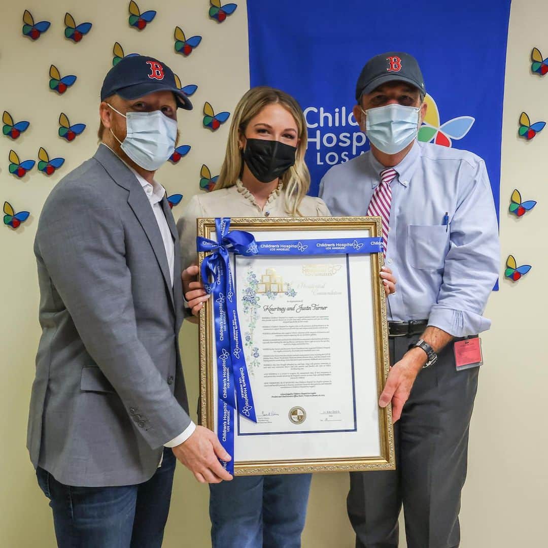 ジャスティン・ターナーのインスタグラム：「We recently announced the @jtfoundation10’s 5-year $500,000 commitment to @childrensla Blood Donor Center & Children’s Fund.  We have witnessed firsthand the impact this place has on the lives of children and their families and we were honored to have the waiting area naming dedicated to us and the foundation. 🥹  Swipe to the end to see our inspiration behind the donation.  We love you, Desi. #forever9  Please consider making a blood or platelet donation - it is such a small gesture that can literally save lives.  They treat you like a King or Queen, wrap you up like a cozy burrito and you can even experience the A+ waiting room. 🦋   Thank you to all of our incredible donors and supporters that made this possible. We are so grateful.   Also, shoutout to the CHLA staff that made US feel SO supported for our upcoming move with the surprise touch of the Red Sox hats on everyone. ❤️」