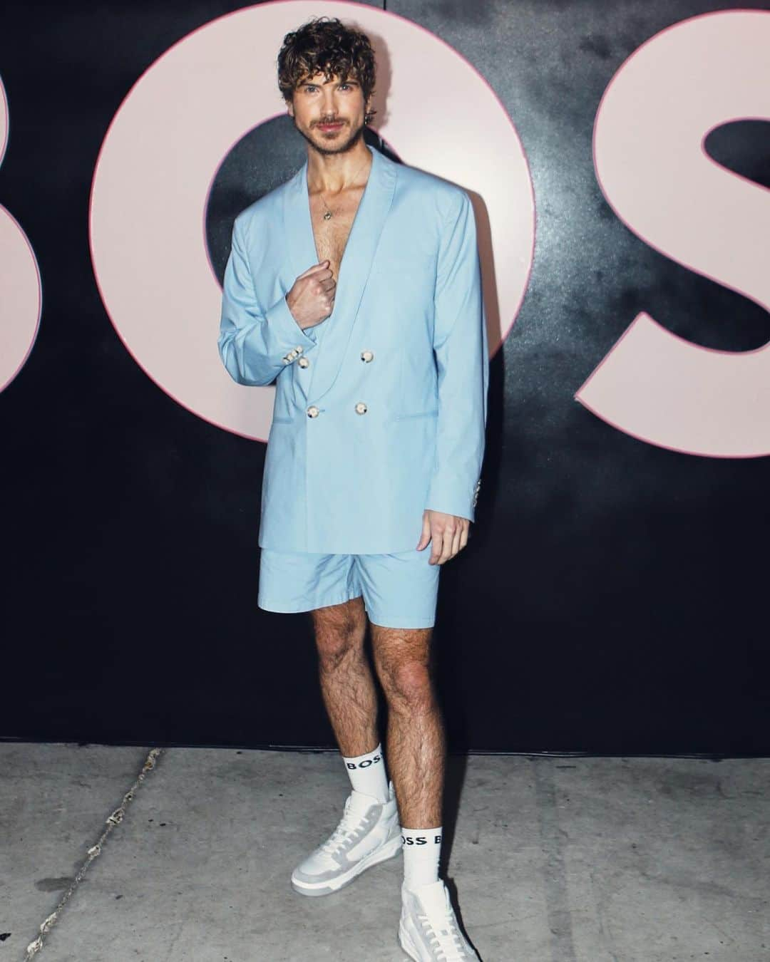 ジョーイ・グレーセッファのインスタグラム：「Styled like a BOSS. 💧Thank you to @boss for having me drop in for their Miami fashion show. This outfit is to dive for. 🤭💙 #BeYourOwnBOSS」