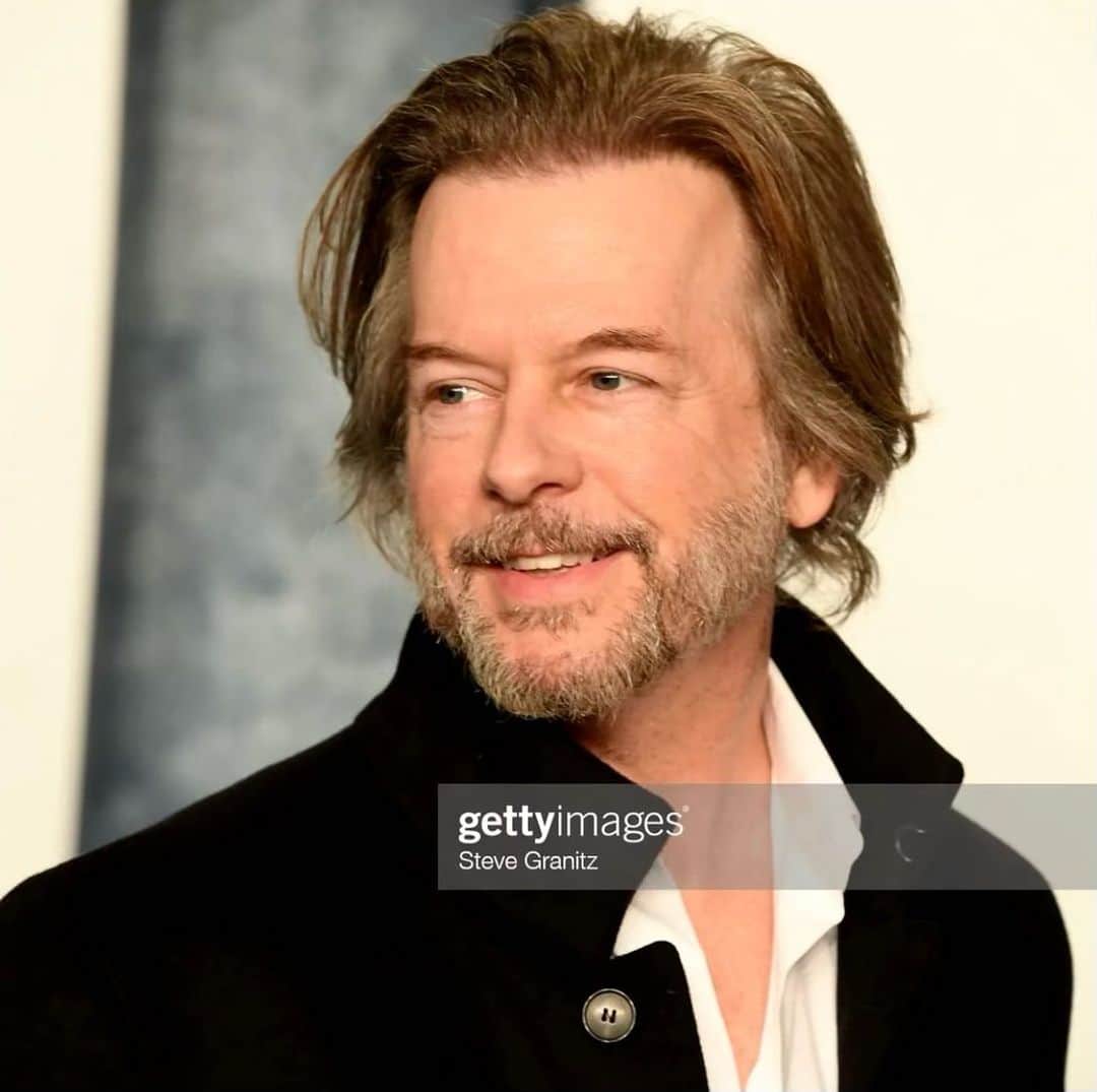 デヴィッド・スペードのインスタグラム：「Went to the Vanity Fair party to try and crack the VPR scandal…got a few clues. More to come.」