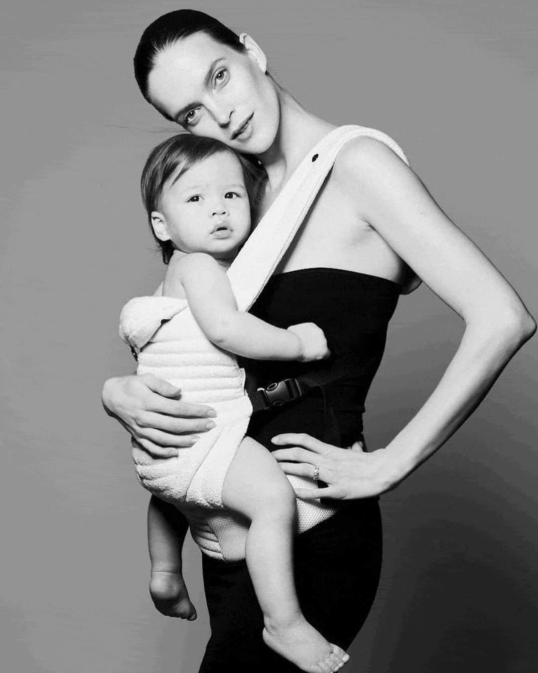 ニコール・トルンフィオのインスタグラム：「Today is my birthday, there is no better time to launch something I had a vision for and spent the past 2 years working on…. MEET “The Armadillo” (the best baby carrier on the market) Inspired by mid century modern furniture, available in 3 boucle hues. For use from new born to age 3 (my 3.5 year old and I still go on long hikes together in it, she feels weightless due to the technical design) We spent years solving all the problems with baby carriers currently on the market, adding accessories we need as moms and a padded back lumbar, then… made it chic AF. This, is the best birthday gift ever, now we can bring it to you! PRE ORDER is now open, ships in 2 weeks! It’s going to sell out fast so get it before that. ✨✨✨✨✨ special thank you to @brigitteksharp for making my vision come to life. #ilysm」