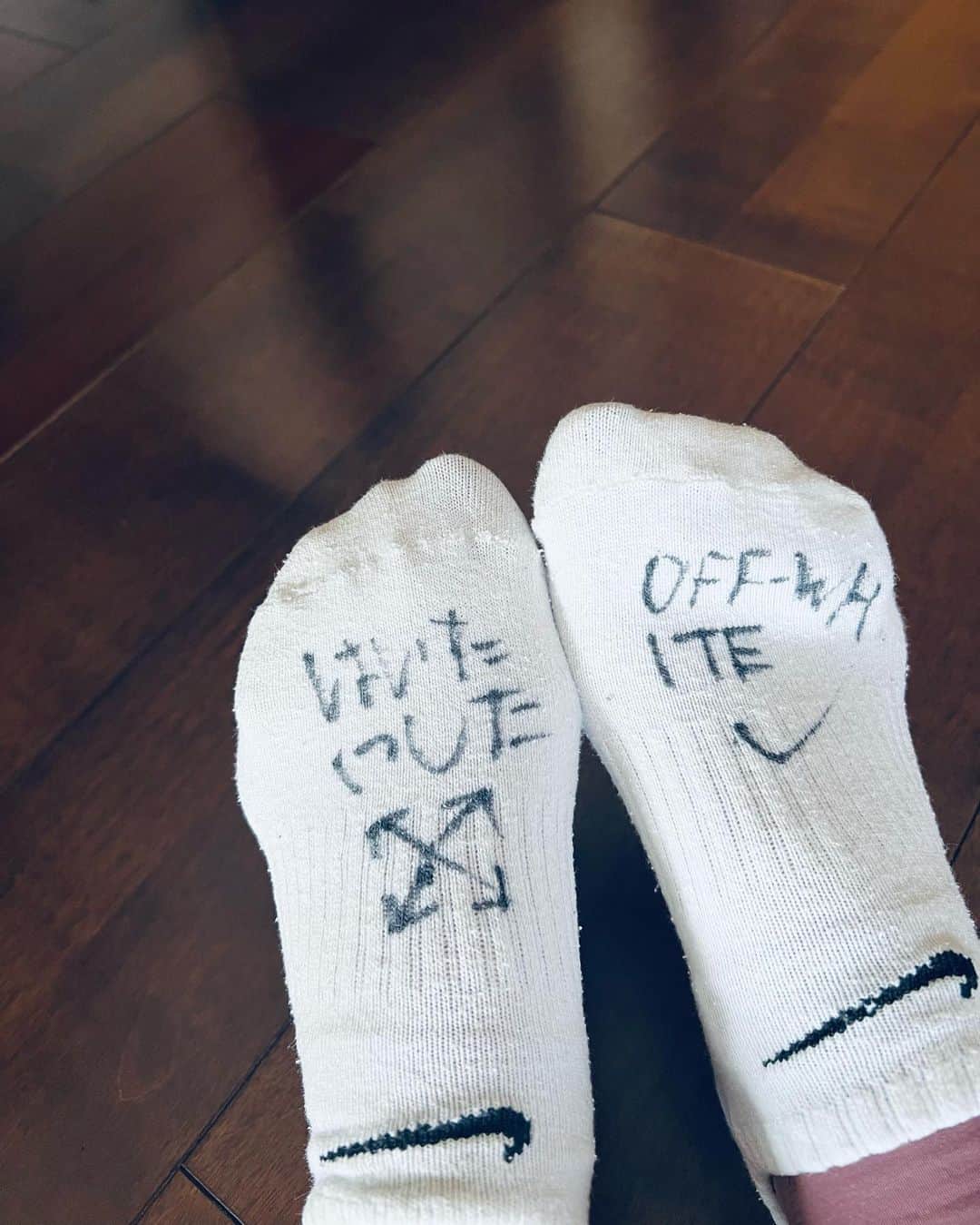 鈴木紗理奈のインスタグラム：「今日手に取った靴下はリオトお手製のマジcoolな靴下やった😎  NIKE×OFFWHITE よほど欲しかったんやろな😂 何気に韻も踏んでる笑  #riototomama」
