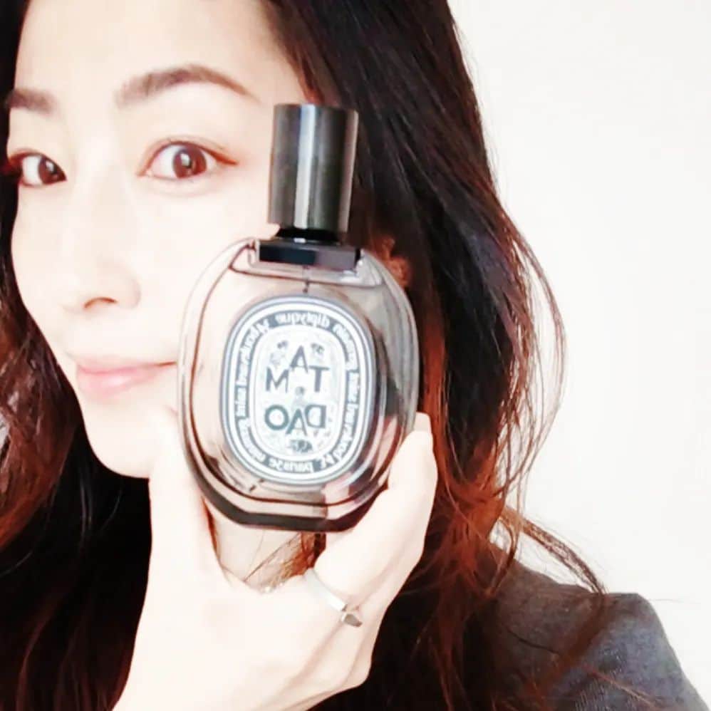 のインスタグラム：「恋い焦がれたdiptyqueのTAMDAO🐘 ここ数年、香水大好きになったなぁ まだまだ知らない匂いを知りたい🔥  #diptyque#TAMDAO#ディプティック#タムダオ#香水#Perfume#サンダルウッド#オードパルファム#香水好き#匂い」