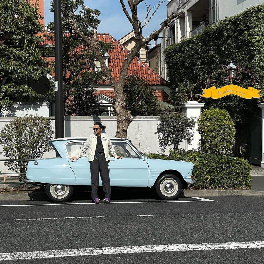 長岡亮介のインスタグラム：「最近撮影が多かったです。クルマと一緒の。そうじゃないのもありましたが。 ロケだとジロジロ見られて恥ずかしいです。こちらをジーッと見てる人が こいつ誰？ ってなってるの、こっちはヒシヒシと感じてるからな！  #ami6 #citroen #citroenami6」