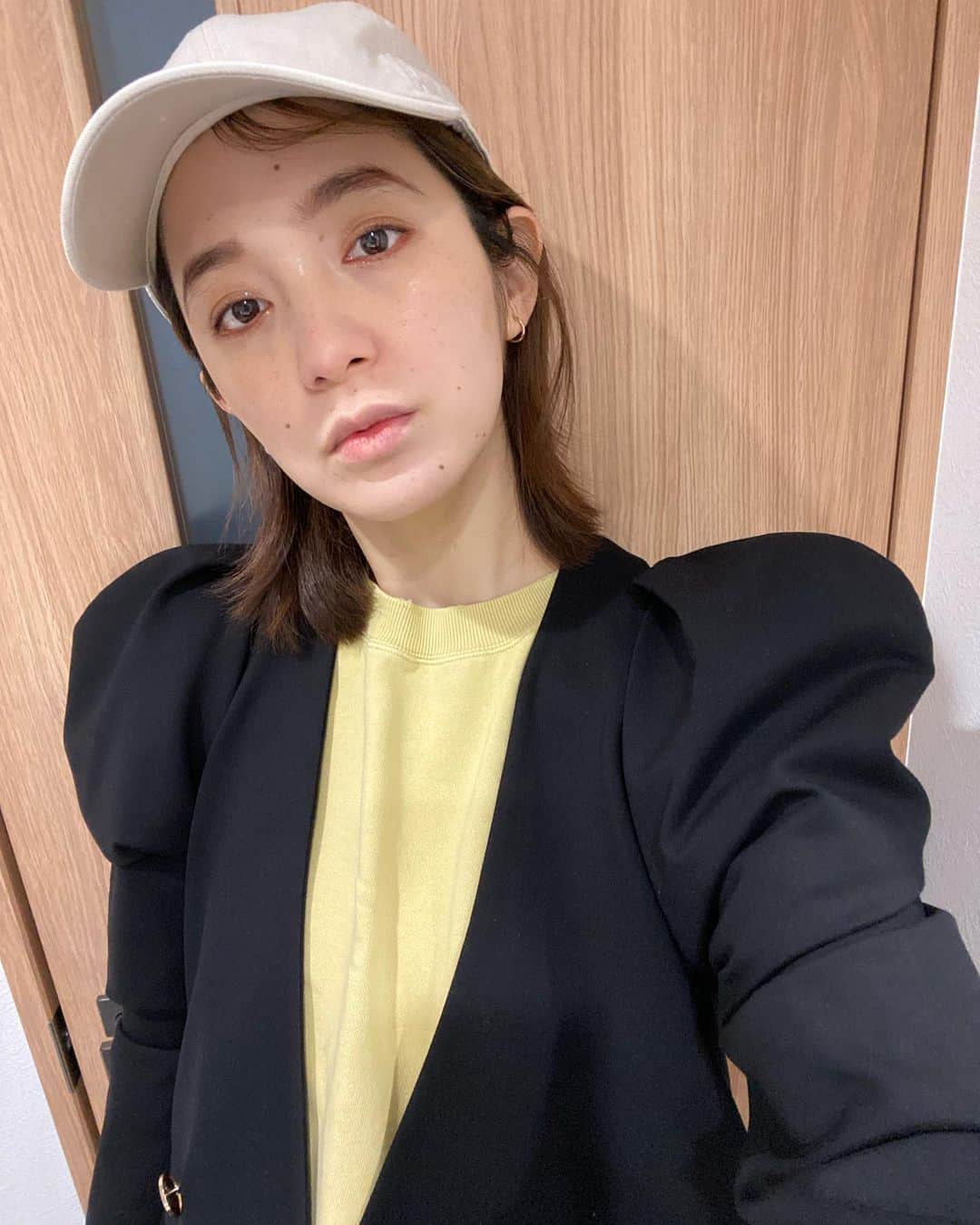 片桐ゆたかさんのインスタグラム写真 - (片桐ゆたかInstagram)「天気悪いから ゴールド×オレンジメイクで気分上げ🧡 @didion_beauty  @pdc_jp   リップを忘れてた💋笑  車の件でたくさんメッセージもらい😭感謝 本当に怪我なくてよかったと思って 朝は修理に出しに🚘✨  これから美容院へ行って参る💇‍♀️❤️‍🔥  #片桐ゆたか#オレンジメイク #元気妊婦#健康第一#シフクユタカ  #アンミヌ#ママコーデ #yutakakatagiri #makeup」3月17日 12時24分 - yutaka_katagiri