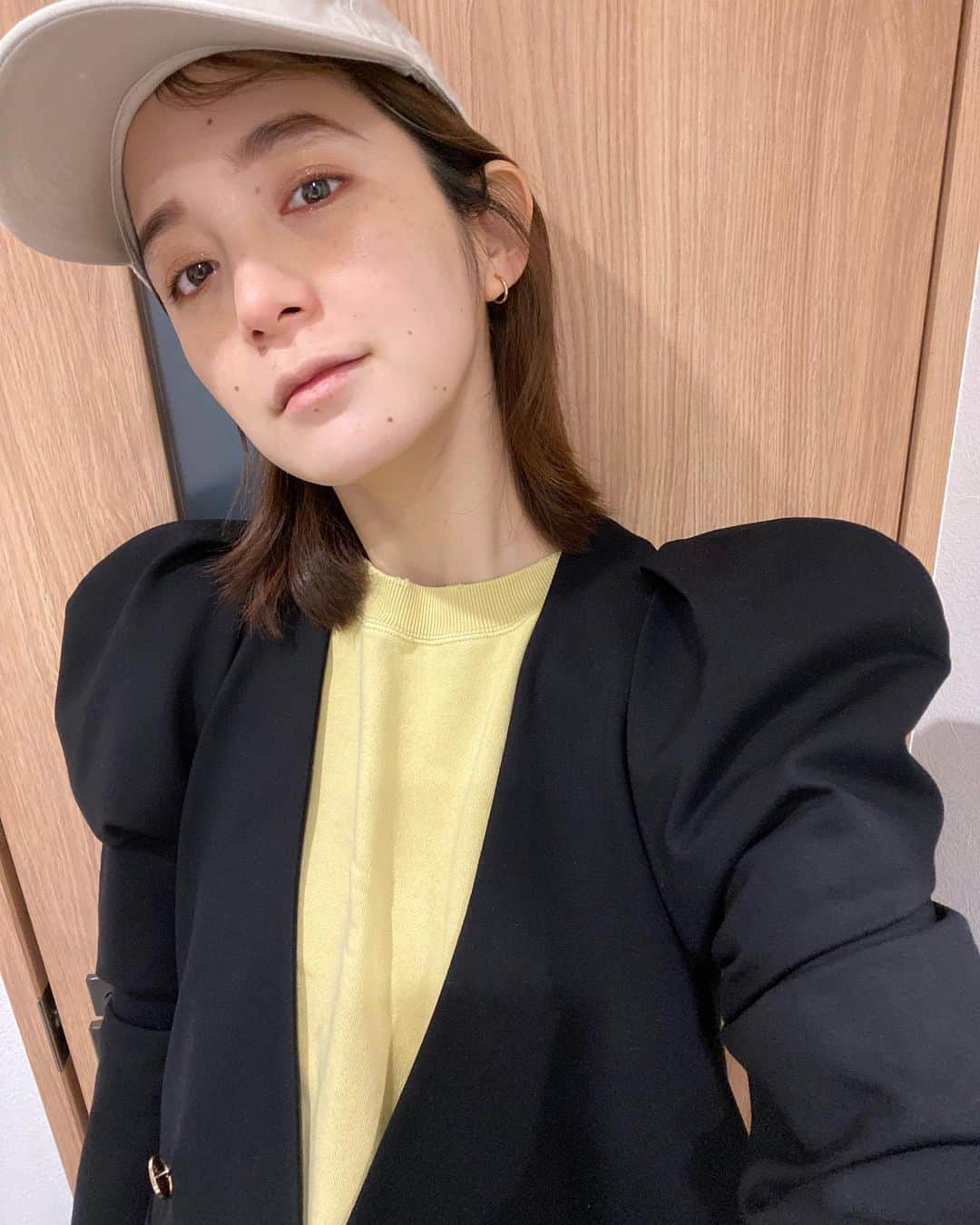 片桐ゆたかさんのインスタグラム写真 - (片桐ゆたかInstagram)「天気悪いから ゴールド×オレンジメイクで気分上げ🧡 @didion_beauty  @pdc_jp   リップを忘れてた💋笑  車の件でたくさんメッセージもらい😭感謝 本当に怪我なくてよかったと思って 朝は修理に出しに🚘✨  これから美容院へ行って参る💇‍♀️❤️‍🔥  #片桐ゆたか#オレンジメイク #元気妊婦#健康第一#シフクユタカ  #アンミヌ#ママコーデ #yutakakatagiri #makeup」3月17日 12時24分 - yutaka_katagiri