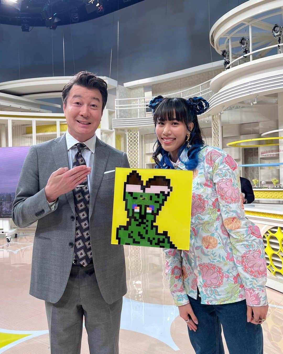 草野絵美のインスタグラム：「Thank you @ntv_sukkiri for having me 🫶 I hope your host, Kato, likes @zombiezooart 's work 🫶✨.  本日も #スッキリ 観ていただいた方、ありがとうごがいました〜！ 半年間、毎月2回のペースでコメンテーターの席に座らせていただき、 貴重な経験をさせていただきました🥹  お世話になった加藤さんに 息子@ZombieZooArt の作品 Zombie Serval Catを ✨ プレゼントしました！  #スッキリ #加藤浩次さん」