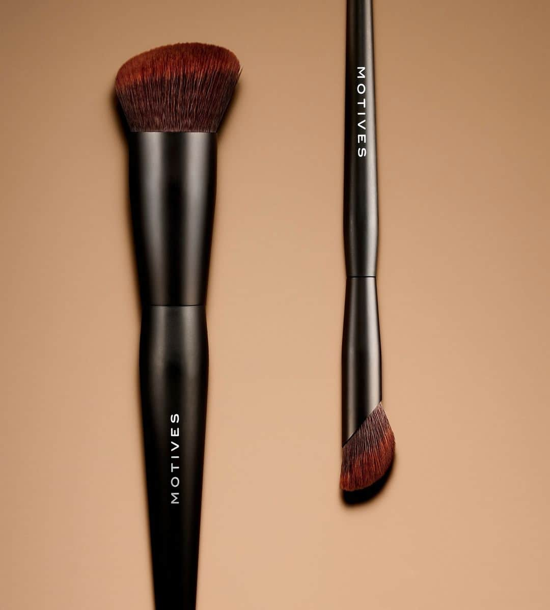 Motives Cosmeticsさんのインスタグラム写真 - (Motives CosmeticsInstagram)「Complexion perfection happens when the right products meet the right tools. Let's dive into why these two are a couple of our favorites! ⁠ ⁠ ✨Foundation Brush: This angled foundation brush will allow you to apply liquid formulas like a dream. With the perfect amount of softness and density, this brush will help pick up, place and evenly distribute product to all contours of the face.⁠ ⁠ ✨Concealer Brush: Applying concealer just got more exciting with this innovative, angled, fan-like concealer brush. With a 40°-angle cut ferrule, this brush has the perfect shape and density to blend and reach in the smallest areas and contours of the face.⁠ ⁠ Don't forget! Our brushes are also made with 100% synthetic bristles and handles that are created with 20% post-consumer recycled material.⁠ ⁠ #brushes #tools #skin #ecofriendly」3月17日 7時15分 - motivescosmetics