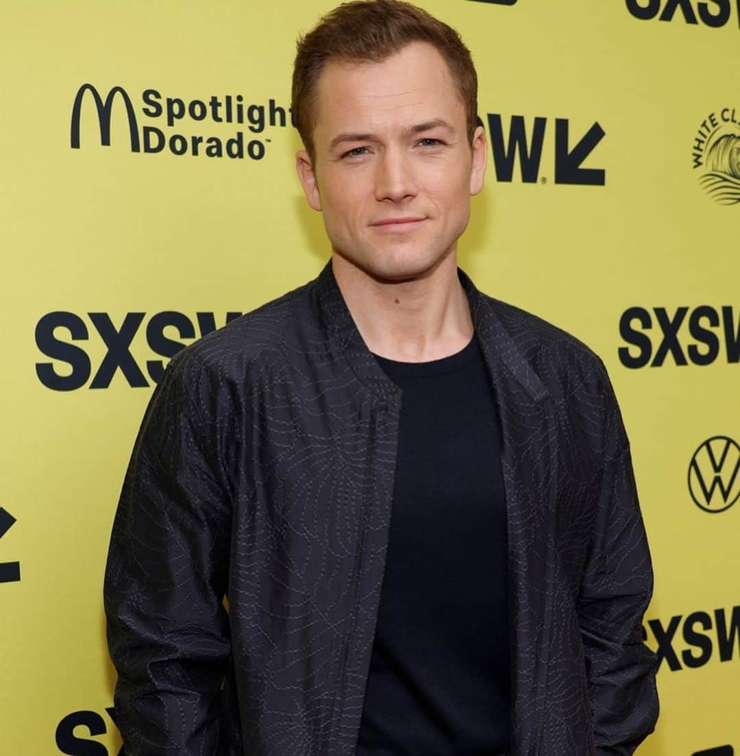 タロン・エガートン（ファンページ）のインスタグラム：「IT’S TARON BEING LITERALLY 3 HOURS AWAY FROM ME IN AUSTIN at the sxsw fest 😭😭😭 anyways enjoy him at sxsw 🥰😍😍🥹」