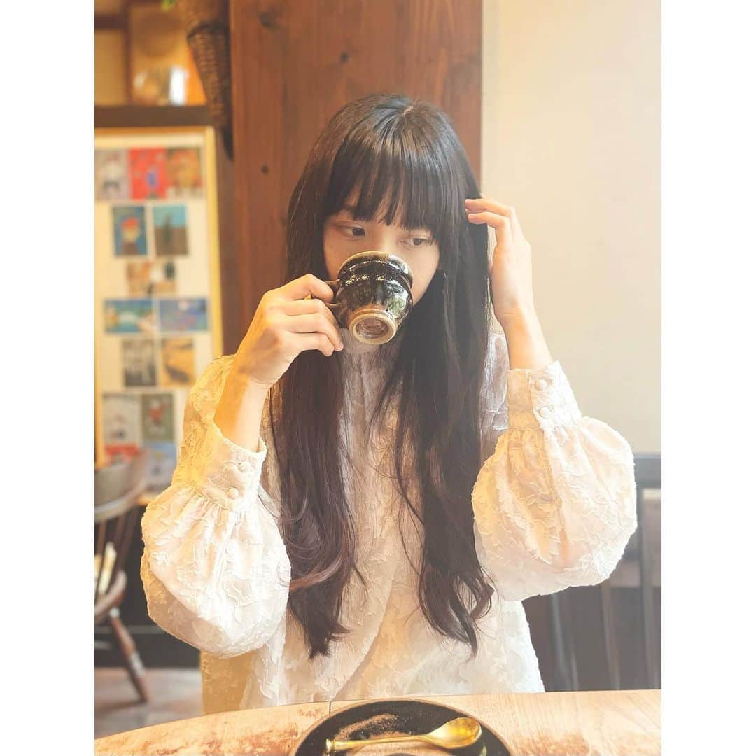 中村祐美子さんのインスタグラム写真 - (中村祐美子Instagram)「.  小学生の時から出入りしている 喫茶店、「可否館」@ko_hi_kan.okinawa   書ききれないほど 色々な思い出が詰まっている場所。 そしていつまでも変わらないで欲しい場所。  昨日は今年に入って初めての可否館へ。 でも、いつものオーナーご夫妻がいらっしゃらず ご体調でも崩されたのかな？と不安になりつつ  若い男性と女性が営んでいたので ご事情を聞くと  世代交代をされたとのこと。  とても驚きましたが ご夫妻はいたって健康に穏やかに 過ごされているとのことで一安心。  店内で流れている音楽は 変わらずクラシック(室内楽)だし  珈琲の味も ランチの味も  全然変わってなくて　 とても嬉しかったです。 1つのコンセプトを貫くことは 多様性や、あらゆる分野が目まぐるしく 発展・進化している現代だからこそ  難しいこともあるけれど きっと可否館はこれからも 可否館のままなのだろうと思う。  これからの人生 ゆくゆくは何処に住むことになるのか 未来のことなんて わからないことの方が多い。  でも、ふとした時に きっと戻ってきます。  #観光客のいない #地元喫茶店  #隠れ家喫茶 #沖縄喫茶店  #喫茶店 #珈琲のお店 #自家焙煎珈琲豆  #okinawajapan #coffeeshop」3月17日 7時11分 - yumiko_nakamura_artist