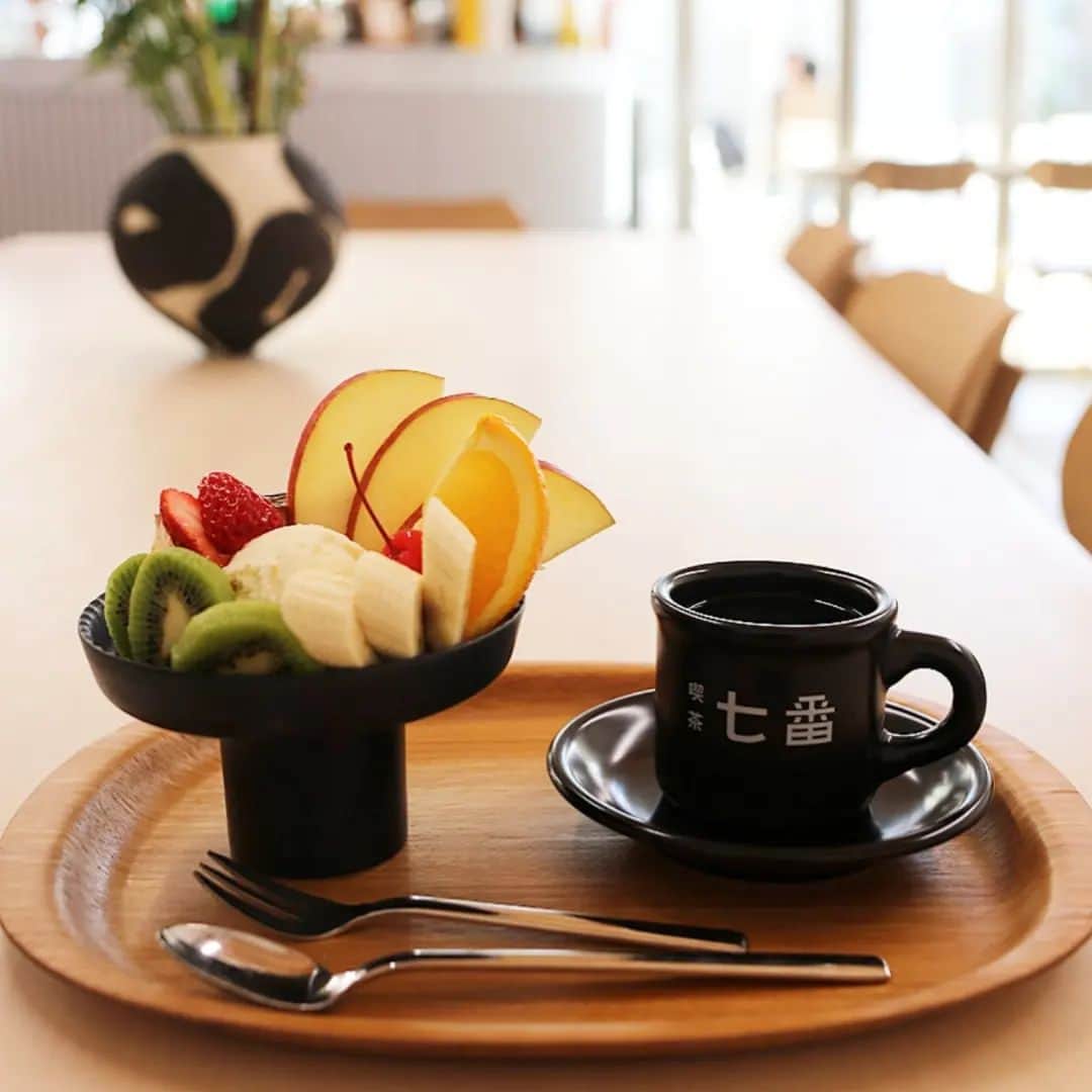 く～のインスタグラム：「おはようございます。  名古屋でカフェもう1軒。 宿泊したホテルから歩いて数分にあった開放的なカフェ。豪華にプリン・ア・ラ・モード食べちゃった。大満足♥  名古屋ウィメンズマラソン当日。 最高気温20度程で暑いくらいでした。スタートからテンション上がってワクワク！  走り切れるか不安だったけど、20km過ぎてイケる！って思いました。しかしやはり30kmあたりからキツくて35km以降は気合と根性でした（笑）脚が痛いー。  やっぱり沿道の応援や運営、ボランティアの皆さんの励ましは完走への力になりました。41km辺りから「おかえりなさい」の応援に色んな思いが駆け巡り込み上げるものがあり、フィニッシュラインを通過したら汗と涙でグチャグチャ。  エントリーしてから、体調不良で練習出来ない事があってリタイアも本気で考えました。 完走出来て、例えゆっくりでも諦めなければ出来るんだって。  本当楽しいマラソン大会で参加出来て良かった。また参加したい！  #カフェ巡り #カフェ #カフェ部 #名古屋カフェ #名古屋 #プリン #プリンアラモード #コーヒー #マラソンおばさん #名古屋ウィメンズマラソン2023 #cafe #coffee #pudding #nagoya #igersjp #foodphotography #desserts #sweetstagram #sweets #yummy #nagoyacafe」