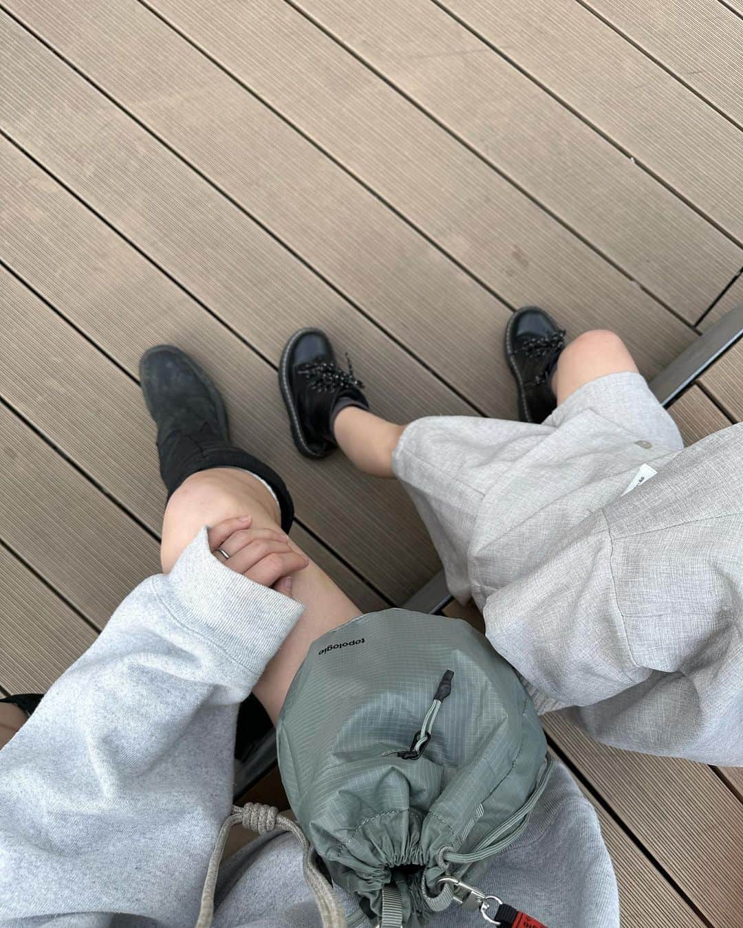 長谷川あやのインスタグラム：「・ プリンセスよりプリキュアより ○○レンジャーになりたい娘👧笑  そういえば私も戦隊モノ好きだったな😂💭 （ファイブマンとかジュウレンジャー世代の 人いたら嬉し泣きしちゃう🥺笑）  最近愛用している ストラップ付きのバックと携帯👩‍🦰👧 @topologie.jp  携帯なくしがちの私の必須アイテム🤫 おでかけ先で何も気にせず 両手が使えるってやっぱり便利です🫶  10%OFF クーポンコード  「ayasuke33-10」 有効期限 2023/3/31  よかったら使ってみてください🧡  黒いブーツで公園、ダメ、絶対🙅‍♀️笑 一瞬にして母のブーツズタボロになった1日🥺  #topologie#PR#3歳#3歳10ヶ月#子供のいる生活#女の子ママ#小夏のいる生活」