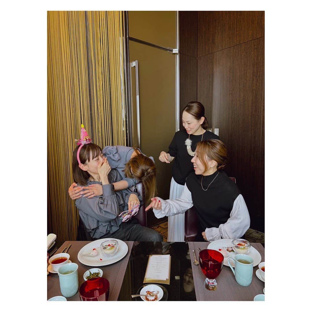 のインスタグラム：「⁡ ⁡ ⁡いつもお世話になってる 仲良しママ友3人に 私からサプライズ🎉をしたら、、、 ⁡ まさかの 私の誕生日のお祝いをサプライズ🎉🎉🎉 していただきました。 ⁡ ビックリして爆笑の図。 ⁡ ⁡ ⁡ #まさかのサプライズ返し #あるんですね #そんなことが。 #いい写真だな〜 #本当ありがとう #❤︎ ⁡ ⁡ ⁡」