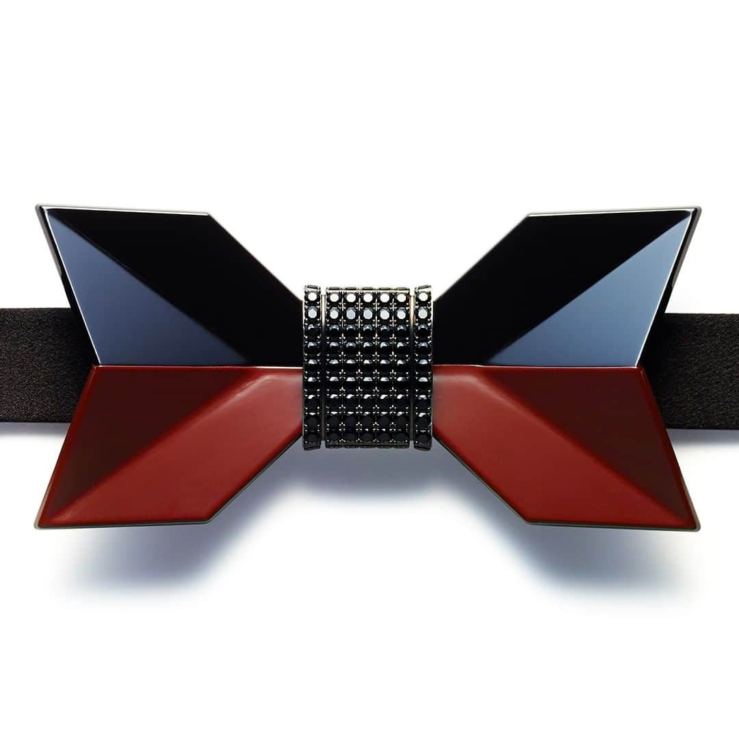 NIWAKAのインスタグラム：「Introducing the ORIEGAMI折重紙 bow tie. Comprised of urushi lacquer, 18k white gold and black spinel, this creation blends traditional craft with modern jewelry design.  #niwakacollections #redcarpet #awardseason #whitegold #blackspinel #俄 #niwaka #urushi #lacquer #bowtie #oriegami #折重紙」