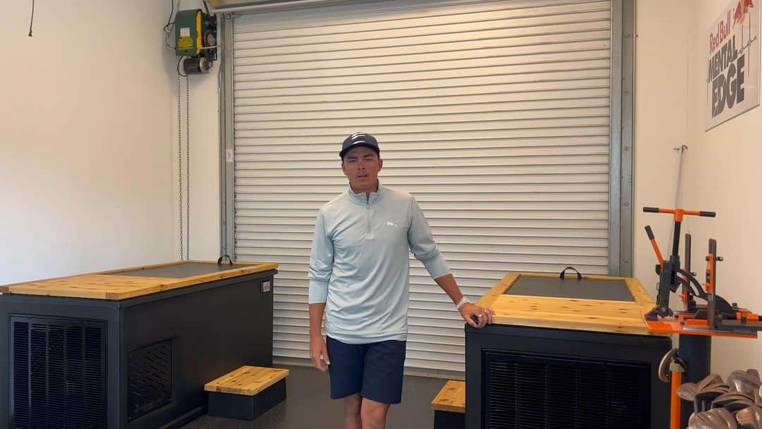 リッキー・ファウラーのインスタグラム：「RECOVERY! Something that allows us to keep pushing forward…my recovery routine consists of my trainer/physio @dereksmidt , @hyperice , Normatec boots, @levelselect , and now these plunges from @renutherapy …love my set up…start your own routine! I’m jumping in now🥶🥵」