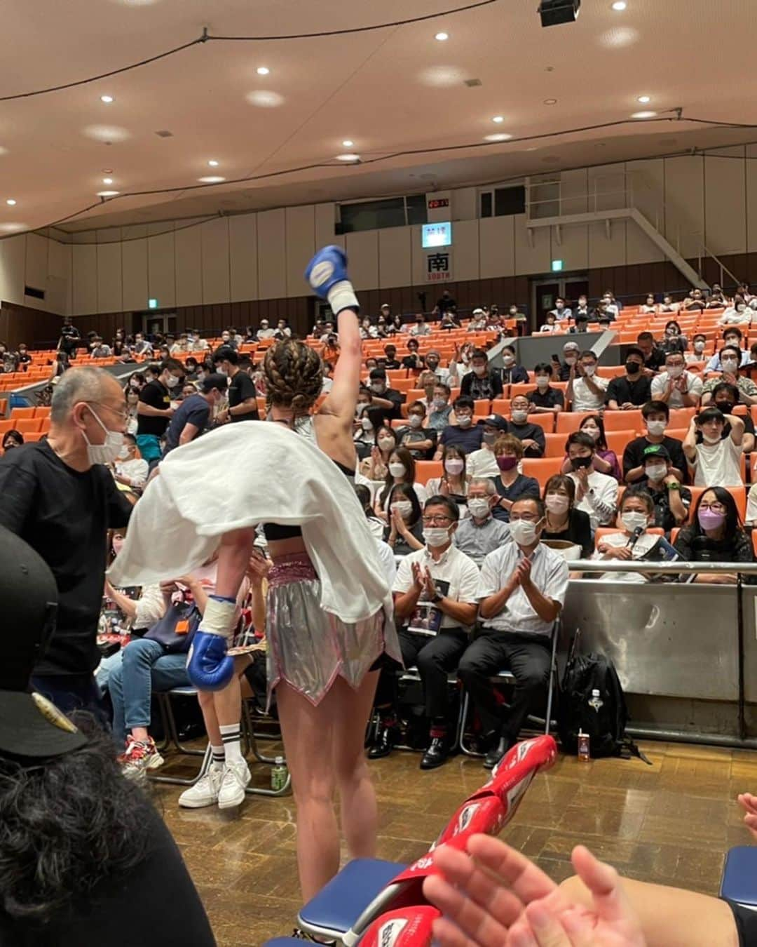 高野人母美さんのインスタグラム写真 - (高野人母美Instagram)「i was a boxer...  form  JAPAN  my fight after  modeling LOL😂😂  because Tomomi is entertainer👁️👁️👅  in a short amount of time.  Thank you for all your support🌏🌏  n  最近フカヒレハマってる🐒🐒🐒🐒  #shark   #car #東京  #tokyo  #羽田空港  #california  #mexico  #burrito  #crazy #lol #boxeo #gracias  #cat #動物好きな人と繋がりたい  #海好きな人と繋がりたい  #フリーダイビング  #水泳  #水泳好きな人と繋がりたい   #焼き鳥 #iphone8   #losangeles #japanesefood  #ラーメン #bbq  #tattoo #tacos」3月17日 8時46分 - tomomitakano7