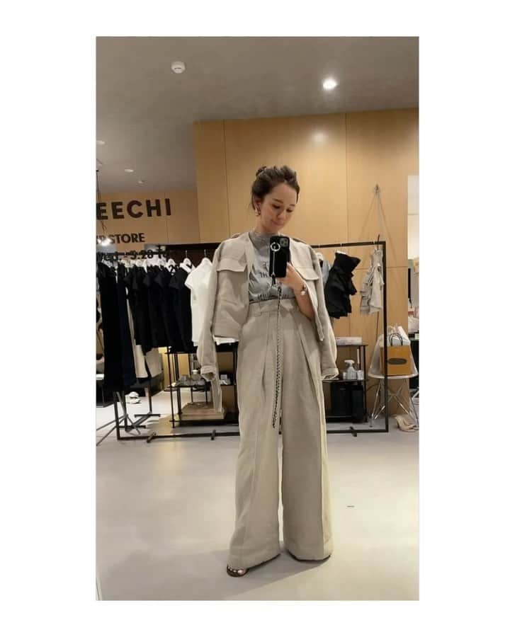 のインスタグラム：「@teechi_official 23ss exhibition 多くの皆さまにご来場頂き有り難うございました✨✨😮‍💨🫶 . . 大人気の撥水撥油100%リネンジャケットとワイドパンツ、そして撥水撥油ジャンプスーツ、、既にカラー、サイズによっては完売しております😭✨ . . 試着してから購入サイズ決めよう！と思っていたらジャンプスーツが完売してしまっていて😭😭本当に凹みました、、、 . . 3/22-28伊勢丹新宿2Fで開催するポップアップ（オンラインMI storeでも予約購入可能）ではご購入頂けますので、TEECHIオフィシャルサイトで買えなかった！という方はぜひ伊勢丹新宿2Fへご来店頂けますと幸いです！ . . そして今夜！3/17（金）21:00〜 @teechi_official オフィシャルアカウントと @canako__nishimura のアカウントからInstagram LIVEを行います！ . . 今季目玉の送風機付きTMOジレとTMO MA-1ブルゾンや、23ssアイテムのこだわりポイントをご紹介いたしますので、お時間ありましたらぜひご覧下さい☆😊 . . 本日展示会最終日、PRESS関係者の皆様、ご来場をお待ち致しております！」