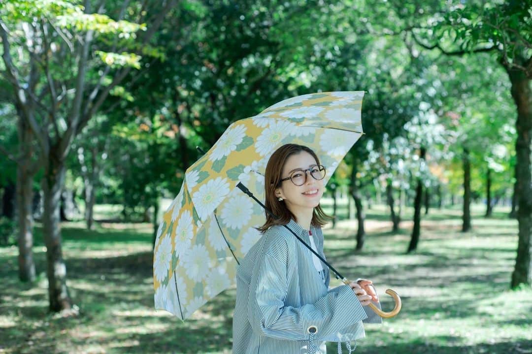 岩崎裕美のインスタグラム：「.  定期的にモデルをさせていただいている @mikuni_umbrella_parasol さんの撮影☂️  日傘の必要な時期になってきたねぇ😮‍💨 みんなもう使ってますか？  私はやっと使い始めました← これでもいつもよりだいぶ早い。優秀😇  撮影メンバーは安定の @spicadesign  @takemura_photo  @aaasukadon   いつもありがとうございます🫶  ＿＿＿＿＿＿＿＿  #shooting #umbrella #撮影 #ロケ撮影 #モデル #モデル撮影 #傘 #日傘 #日傘女子 #メガネ女子 #眼鏡女子 #フリーモデル #フリーランスモデル #撮影モデル #関西モデル #大阪モデル」
