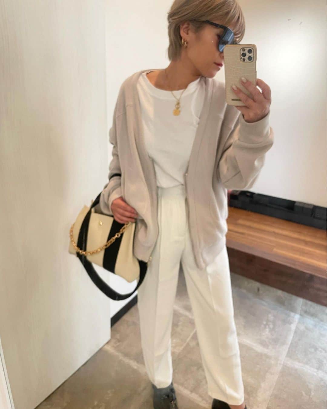 宮下美恵のインスタグラム：「#新作 #トータルコーディネート  サングラス以外、全て新作です♡  脚のラインを強調させないこの、センタープレスのハイウエストパンツ、とてもオススメです。  センタープレスパンツは美脚になりやすいと言われていますが、太腿やヒップなど、実際着用してみると、体型によってはパツパツになりやすいデザインも多いですが、こちらはそれらを改善されています。 カラーはホワイト、ブラック。  スウェットブルゾンは、パンツにもスカート合わせにもオススメ♡ ベージュ、グレーとなります。  低身長さんなら、ワンピース風にも出来るくらいの丈感のロンTは、サイドスリットもあり、 このようにインしてもアウトしても、沢山着回し出来て万能です。 こちらも、ホワイト、ブラック。  ポーチ付きトートバッグは太ストラップ、チェーンストラップ共に取り外し可能で、お手持ちの鞄にアレンジも可能です。 こちらも、ホワイト、ブラック展開。  チェーンショルダーバッグは、斜め掛けも肩掛けも手持ちも可能です。 ブラックと、春らしいグリーンの2色となります。  ローファーは、高さがきちんとあるものの、走れるくらいの安定感に、中敷のクッションがとても柔らかく、すっごく楽で、スタイルアップ出来るローファーです‼︎  ママコーデ#大人カジュアル白#白T#ゆるコーデ #ショートヘア #金髪ショート #アラフォーコーデ #アラフォーママ #低身長コーデ #153cmコーデ#バイヤー#アパレル#miesselect#セットアップ#入学式コーデ #トートバッグ#ショルダーバッグ#センタープレスパンツ #ホワイトコーデ#大人カジュアル」