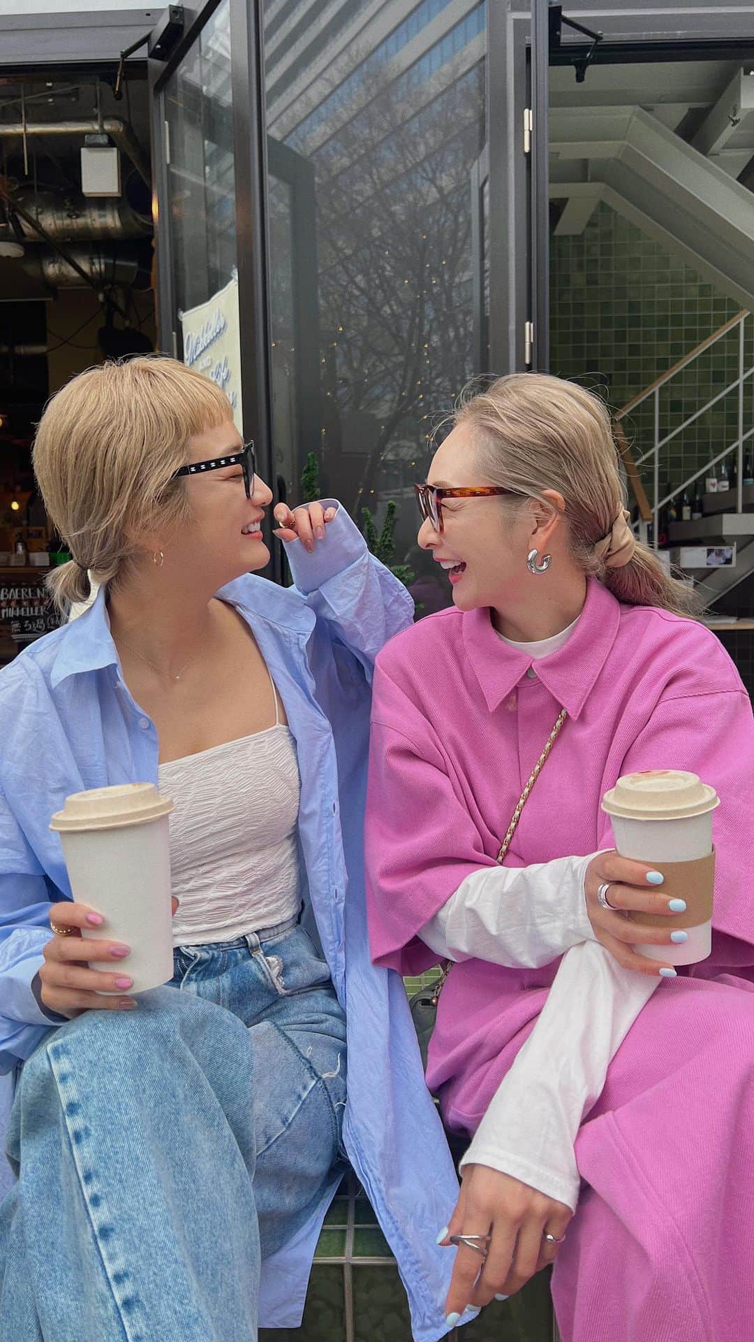 のインスタグラム：「g o o d m o r n i n g ☕️  とある日の朝🌷💕💕💕 お揃いのメガネ👓と、なんとな〜く バランス良きのブルーとピンクの洋服で 気分もハッピーなコーヒータイム🫶🏻🌈🫶🏻  #ハピコデ」