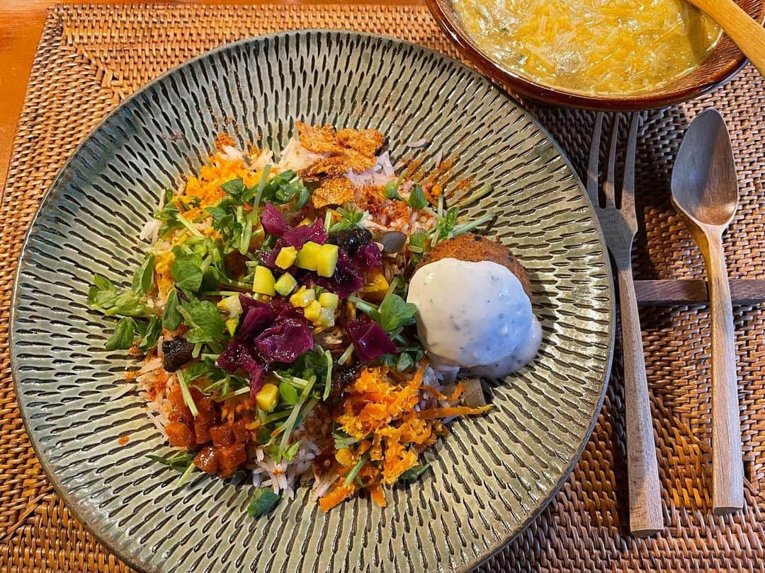 ERIのインスタグラム：「久しぶりに昨日のランチは、 ホンカトリー カレーアンドスパイスへ やっぱり美味しい なかなか行かないエリアだけれど、頻度をあげたくなる 美味しかった〜 ごちそうさまでした」