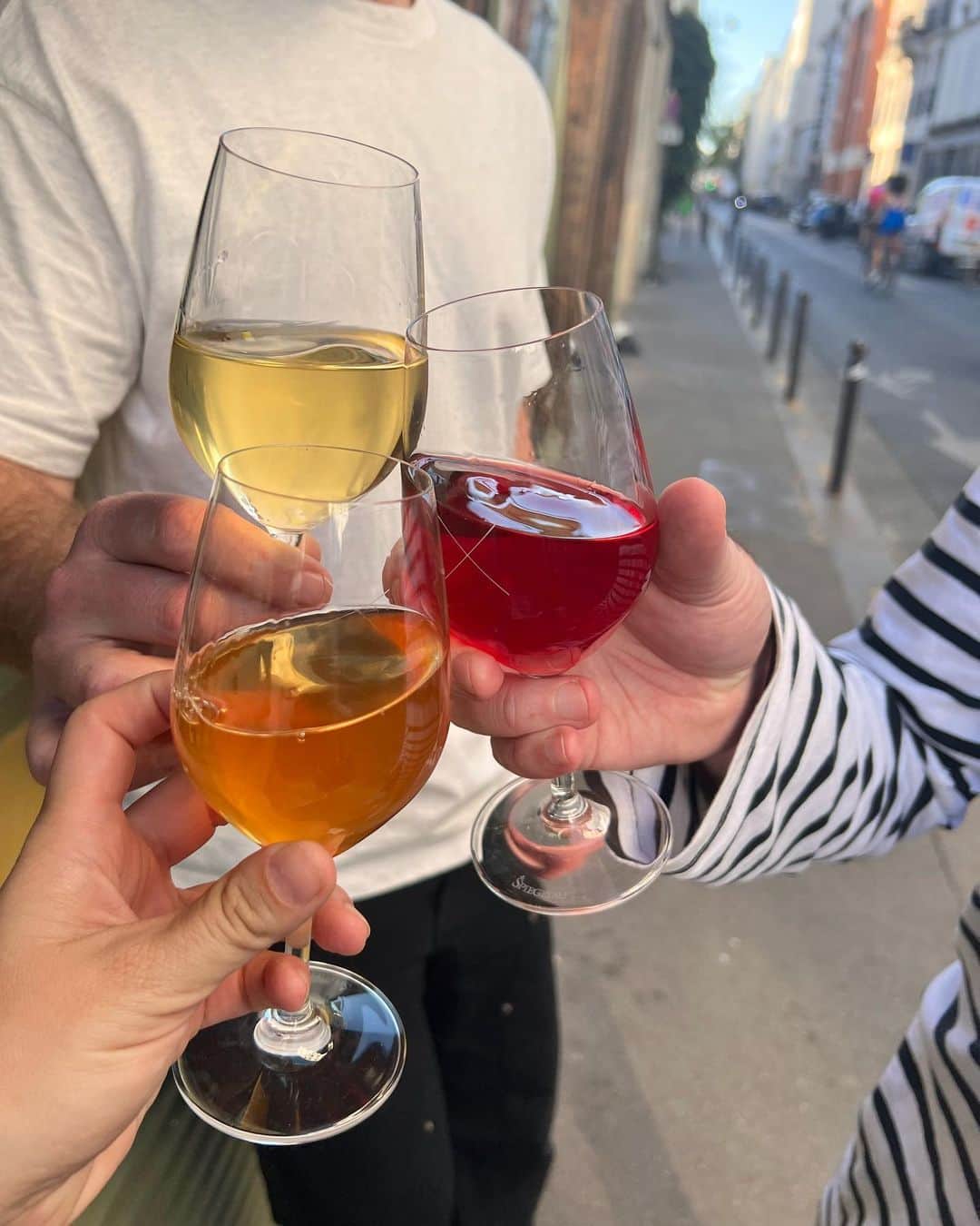アレクサ・ロジーのインスタグラム：「im missing this city a little extra hard today. save this for your next paris trip. 1. septime la cave - amazing natural wine bar  2. le petit lutetia!!! my favorite brasserie!  3. lolo cave à manger 🤌🏻 4. déviant! amazing restaurant! 5. cafe de flore - i don’t care, i love a midnight spritz  6. lolo again! pouring for the kitchen so i can drink for free  7. carboni! epic & iconic pasta  8. carette - i love the stupid little chicken sandwiches  9. hotel costes to be annoying but the cheesecake is so good  10. soho house vodka sauce pasta, bi-weekly」