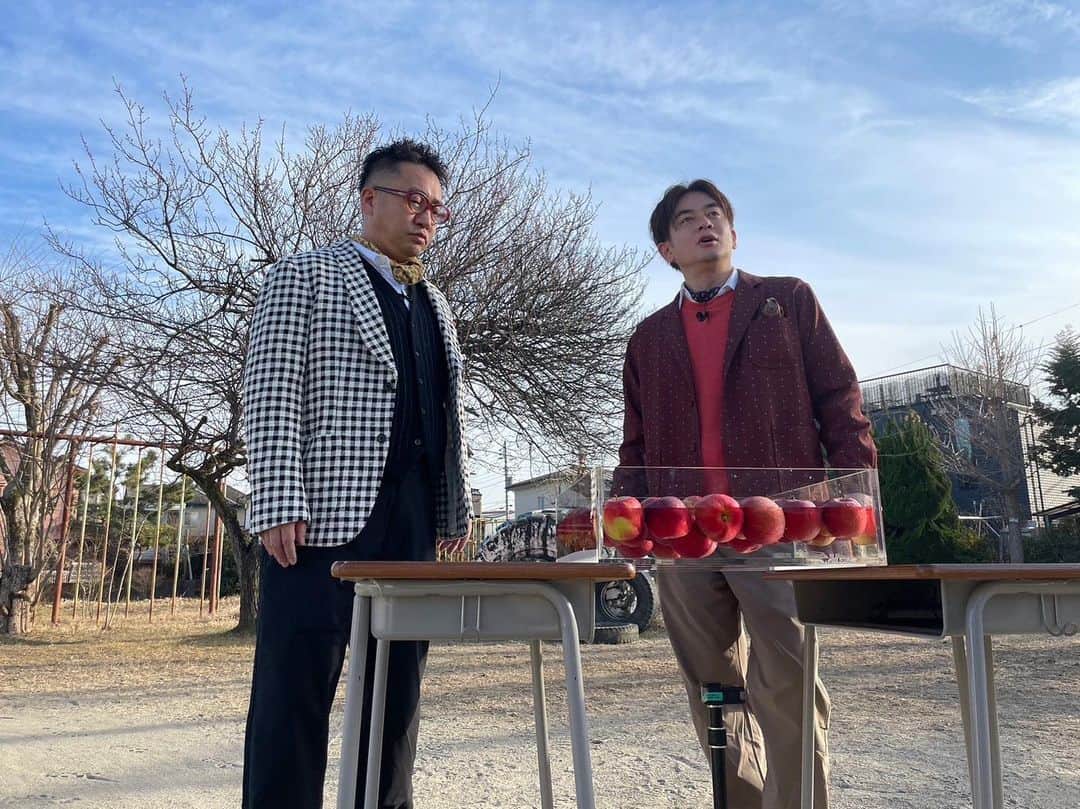 中西茂樹さんのインスタグラム写真 - (中西茂樹Instagram)「いとこよ。りんごと空はよく似合う。 #なすなかにし #従兄弟 #冒険少年 #りんごと親族」3月17日 9時27分 - nasunakanakanishi