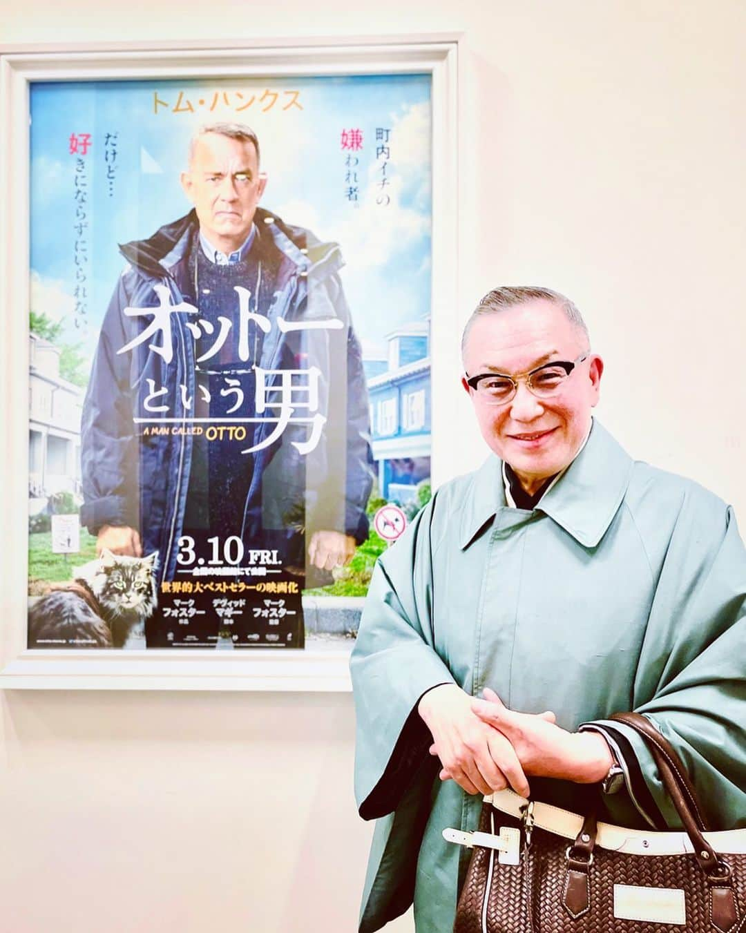 岩下尚史さんのインスタグラム写真 - (岩下尚史Instagram)「. . 氣六つかしく厭世的な老翁が、突然あらはれた迷惑な隣人との合縁奇縁に導かれ、血縁に因らぬ子孫達へ分福し、亦、世間へも殖福する仕合せに惠まれて、祝福に滿ちた幕切レを實現すると云ふ、如何にも繪そらごとのやうで、實は誰にでも出來る往生の極意を示唆する佳品。 . 何故と言つて、一昨年の大患をきつかけに、オツトーと同じやうな準備を取り始めた私であるから。 . オツトーも私も、同じ先天性の心筋症である設定に打ち驚くと同時に、何とも云へぬ安らかな慰樂をおぼへけり。 老ひて極上の孤獨とやらを滿喫なさると云ふ、オフタリ様やオヒトリ様には縁なき境地にや。 . #オットーという男 #トムハンクス #映画  . .」3月17日 9時30分 - iwashita_hisafumi