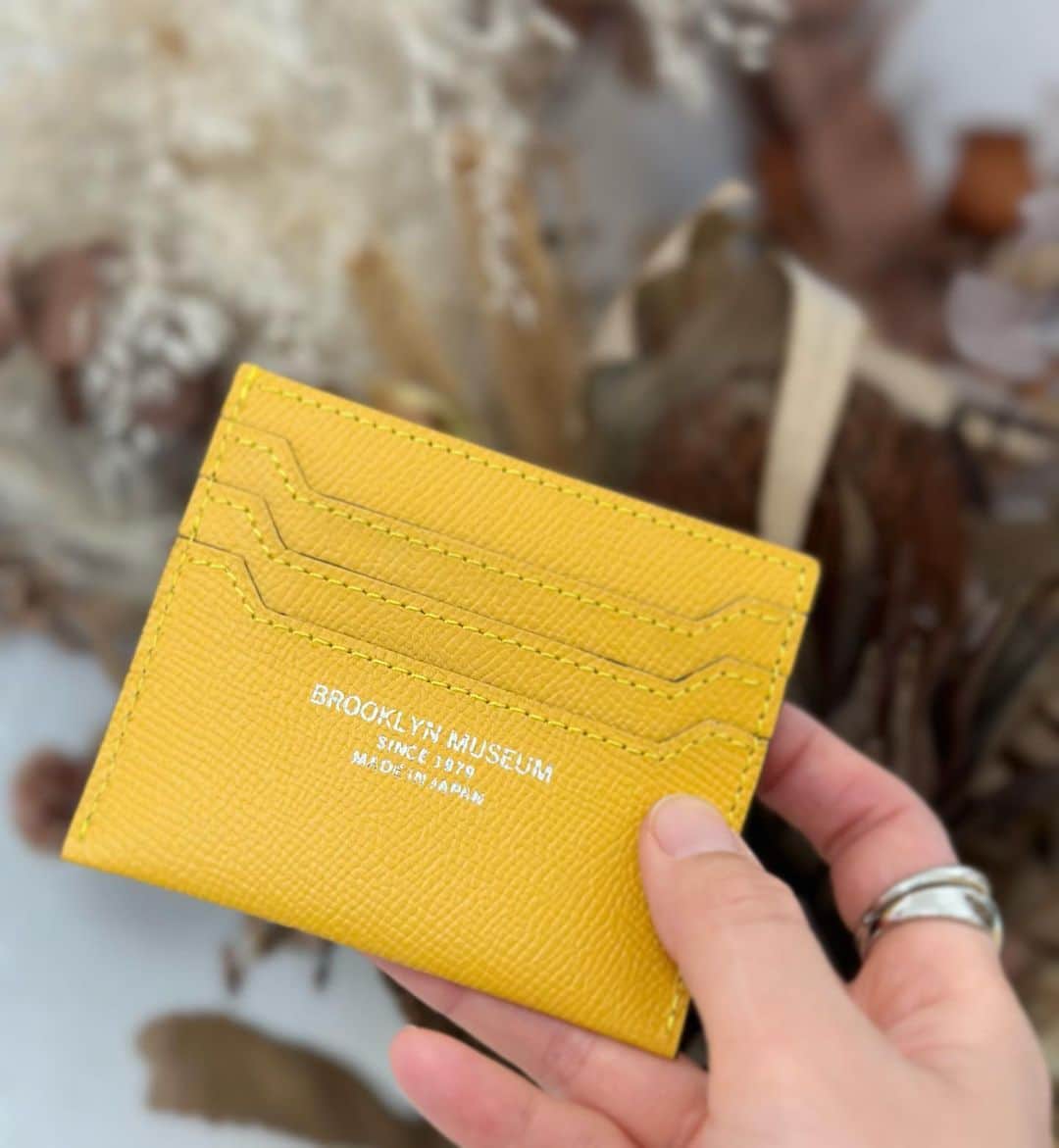 赤松悠実さんのインスタグラム写真 - (赤松悠実Instagram)「new item💛  @brooklynmuseum1979_official  ブルックリンミュージアムのミニスナップウォレット  パキッとしたイエローと革の風合いに一目惚れ🫧 柔らかいイエローだと嫌なの。 パキッとしたのがいいの。😘 他にも好きなカラー多すぎてめちゃくちゃ迷った😂  お金貯まりそう。。🤫❤️  🤍 #ミニスナップウォレット #財布#革製品 #ブルックリンミュージアム青山本店 #ブルックリン表参道 #ミニ財布#ad」3月17日 9時31分 - akamatsuyuumi