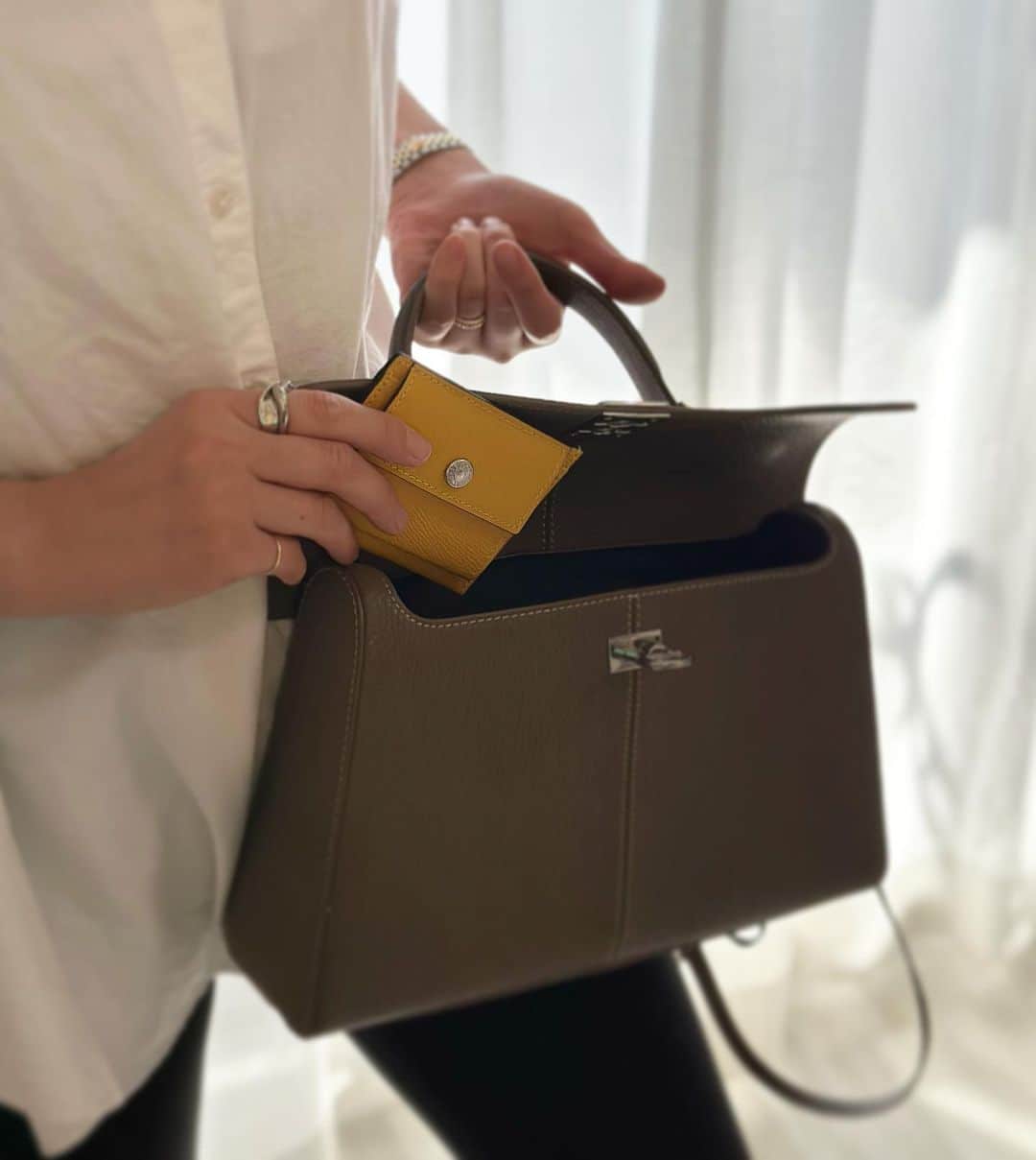 赤松悠実さんのインスタグラム写真 - (赤松悠実Instagram)「new item💛  @brooklynmuseum1979_official  ブルックリンミュージアムのミニスナップウォレット  パキッとしたイエローと革の風合いに一目惚れ🫧 柔らかいイエローだと嫌なの。 パキッとしたのがいいの。😘 他にも好きなカラー多すぎてめちゃくちゃ迷った😂  お金貯まりそう。。🤫❤️  🤍 #ミニスナップウォレット #財布#革製品 #ブルックリンミュージアム青山本店 #ブルックリン表参道 #ミニ財布#ad」3月17日 9時31分 - akamatsuyuumi