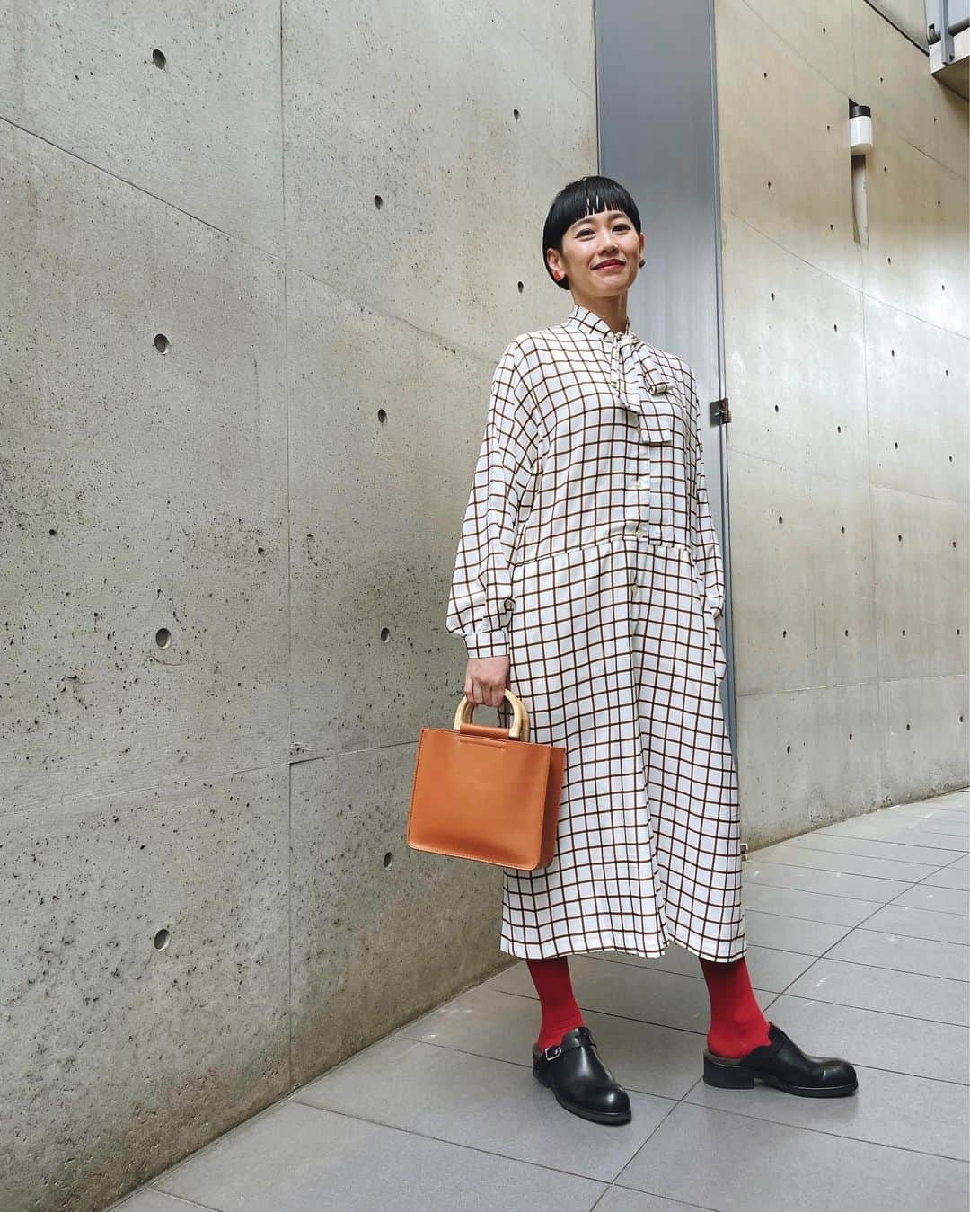 のインスタグラム：「来週にある撮影のため、前髪メンテナンスをしていただきました✂︎✂︎✂︎ どうもありがとうございます🤍@kaori_negoro_anti   ところで、双子の妹 @_heaco がバッグのオンラインセレクトショップseloah（セロアー）をオープンします👜🧳  わたしが愛用してるのは、持ち手が木のかわいい「wood handle bag」。（かおりさんに写真撮ってもらいました🤓）  普段、持ち物多めのわたしですが、結構たくさん入ります。 長財布、マスクケース、アルコールスプレー、鍵、文庫本、メイク用品ポーチ、ハンカチ、ティッシュ。 デザインや色味も合わせやすく、オールシーズン使えます。  そしてなんと3/24まで、プレゼントキャンペーンを開催中🎪 @_seloah をフォローすると応募できるそうです。よかったらぜひよろしくお願いします。  オールインワン：@orfeo2shibuya  靴： @beautiful_shoes_official  イヤリング： @corchea_tokyo」