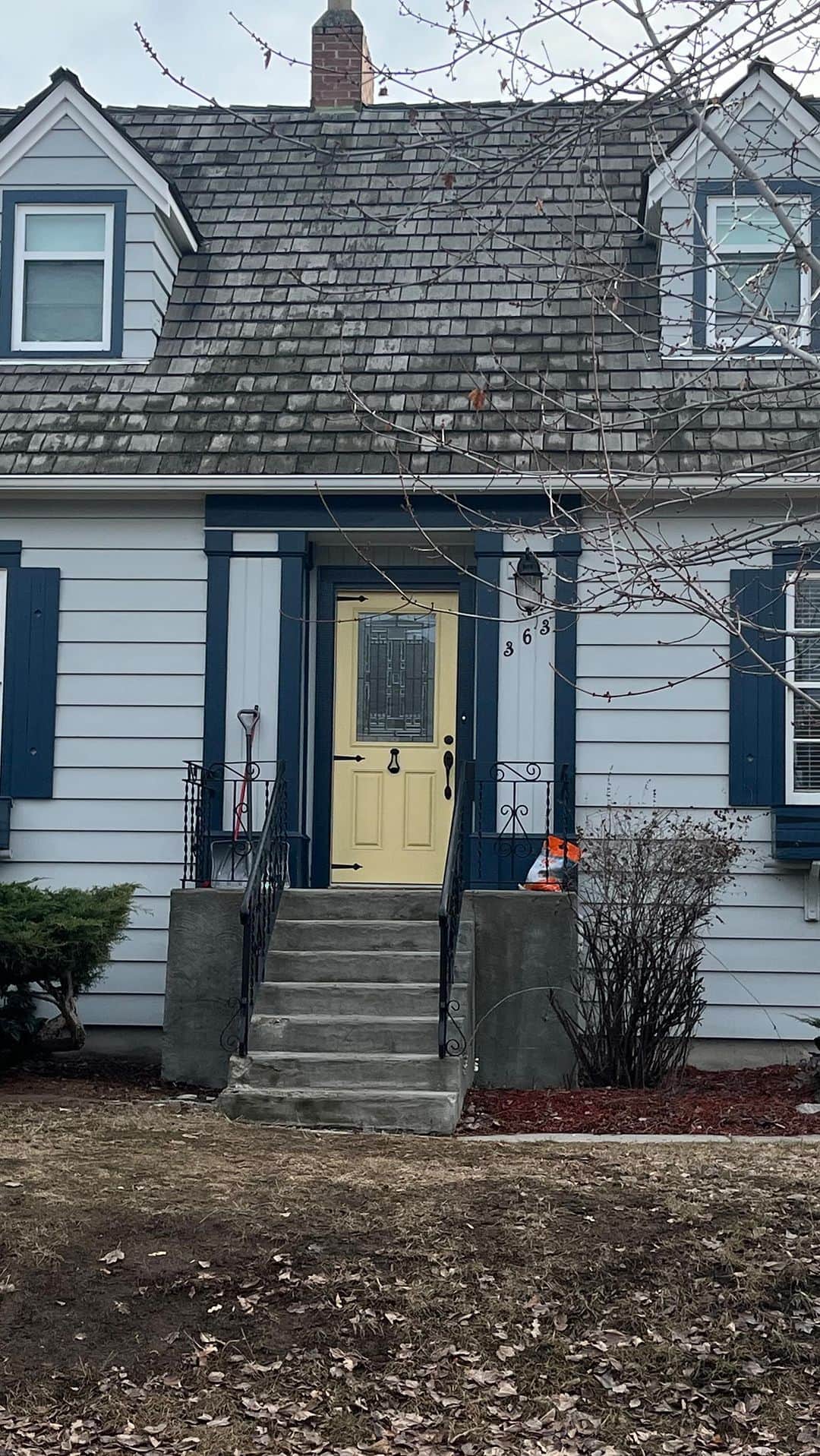 のインスタグラム：「posessionnn dayyy 🔑🏡❤️🥰🎉 BIGGGG congratulations to our buyers and long time friends on their new home. We are so so soooooo excited for you guys. ❤️❤️❤️  Kierra Smith 2503001114 Royal LePage Kelowna  Andrew Smith 2509798066 Royal LePage Kelowna」