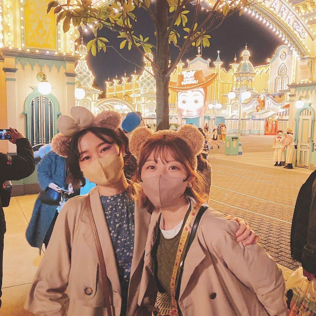 ゆりめりのインスタグラム：「結婚式のあと、家族でディズニーシーに行きました✨ 少しの時間だったけど、久しぶりに家族で遊びに行けて楽しかったです🥰 耳はダッフィとシェリーメイでおそろにしました🐻」