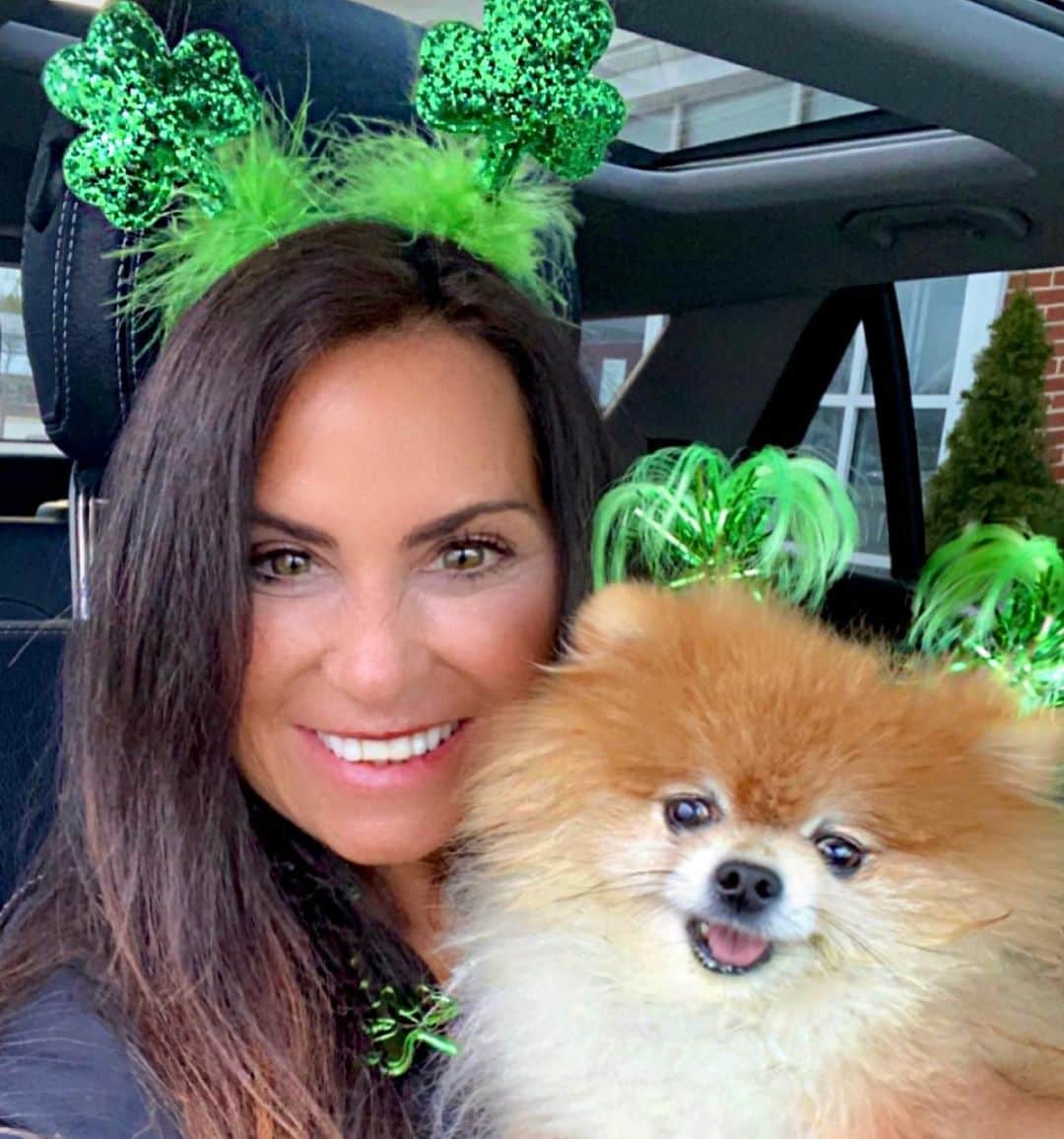 Monique&Gingerさんのインスタグラム写真 - (Monique&GingerInstagram)「My sweet Ginger girl makes the perfect green beer topping, doesn’t she?!🍺😅but her absolute fave is the Starbucks Shamrock puppuccino🐶🍀Me & my little leprechaun wishing everyone a Happy St Patrick’s Day🎩💚」3月17日 9時50分 - monique_ginger