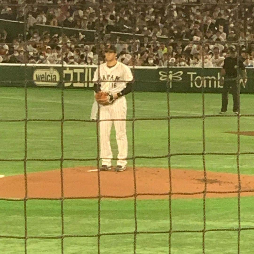 瑞羽奏都（水谷美月）さんのインスタグラム写真 - (瑞羽奏都（水谷美月）Instagram)「WBC⚾️準々決勝🇯🇵🇮🇹  野球が大好きなのに…生観戦できず…一次リーグは、毎回テレビの前で観戦してましたが…なんと日本での最終戦、東京ドームで観戦できました✨✨✨生観戦はやっぱり『最高です‼️』  しかも、ピッチャーマウンド目の前の奇跡🙌大谷翔平選手の気迫のピッチングと雄叫びがよく見え、よく聞こえる神席でした😆  会場が一体となって大歓声で応援できて幸せすぎました🍀長打が出れば立ち上がって喜び、ヌートバー選手が出てこれば『ヌーーーー』と出迎えて、ヒットで出塁すればお決まりのペッパーミルポーズ🎶テレビ観戦とはまた違う、生観戦ならではの最高なひとときでした👏  ダルビッシュ選手のおそらく日本ではラストプレーも見納めました😊  興奮しすぎて、動画…ブレブレですけど…偶然にも大谷選手のバントをおさめられた奇跡😆  侍ジャパン、いざアメリカへ🇺🇸 準決勝もその次ももちろん全力応援します📣  #wbc #wbc2023 #侍ジャパン #東京ドーム #準々決勝 #勝利 #大谷翔平 選手#ヌートバー 選手#ダルビッシュ有 選手#村上宗隆 選手#吉田正尚 選手#野球 #準々決勝 #観戦 #野球観戦 #最高」3月17日 10時06分 - mizuki.m_mizuha