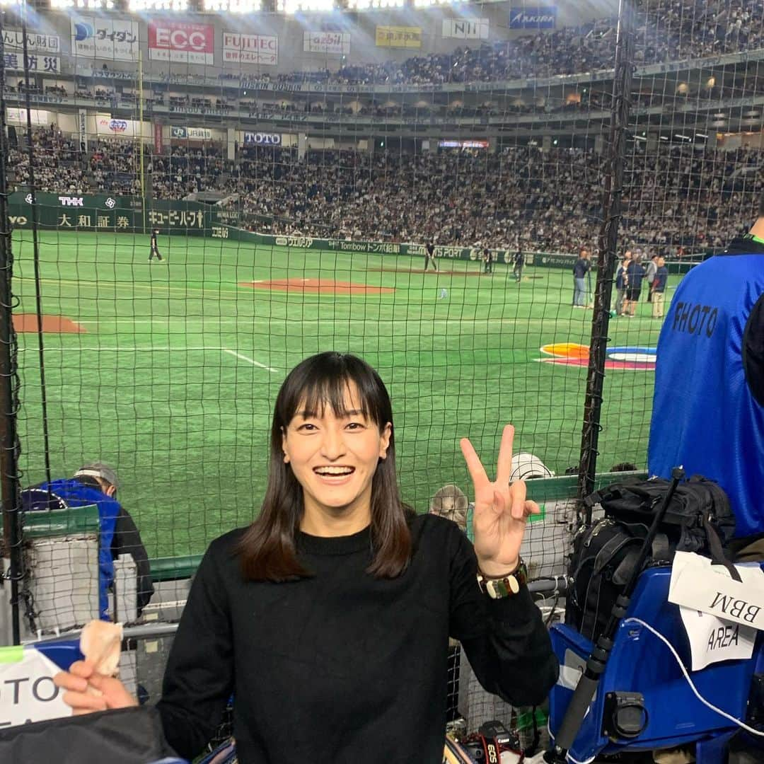 瑞羽奏都（水谷美月）のインスタグラム：「WBC⚾️準々決勝🇯🇵🇮🇹  野球が大好きなのに…生観戦できず…一次リーグは、毎回テレビの前で観戦してましたが…なんと日本での最終戦、東京ドームで観戦できました✨✨✨生観戦はやっぱり『最高です‼️』  しかも、ピッチャーマウンド目の前の奇跡🙌大谷翔平選手の気迫のピッチングと雄叫びがよく見え、よく聞こえる神席でした😆  会場が一体となって大歓声で応援できて幸せすぎました🍀長打が出れば立ち上がって喜び、ヌートバー選手が出てこれば『ヌーーーー』と出迎えて、ヒットで出塁すればお決まりのペッパーミルポーズ🎶テレビ観戦とはまた違う、生観戦ならではの最高なひとときでした👏  ダルビッシュ選手のおそらく日本ではラストプレーも見納めました😊  興奮しすぎて、動画…ブレブレですけど…偶然にも大谷選手のバントをおさめられた奇跡😆  侍ジャパン、いざアメリカへ🇺🇸 準決勝もその次ももちろん全力応援します📣  #wbc #wbc2023 #侍ジャパン #東京ドーム #準々決勝 #勝利 #大谷翔平 選手#ヌートバー 選手#ダルビッシュ有 選手#村上宗隆 選手#吉田正尚 選手#野球 #準々決勝 #観戦 #野球観戦 #最高」