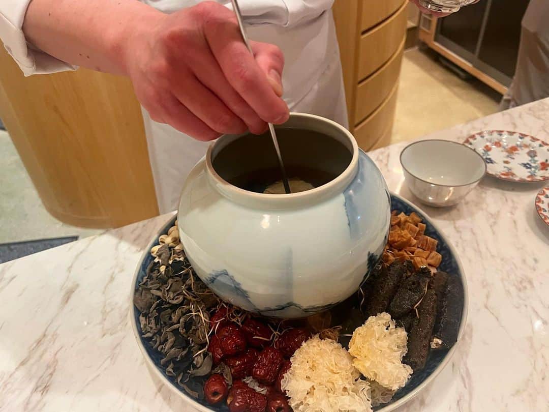 松林裕香のインスタグラム：「🇯🇵 銀座にある中華料理M Mugenさんへ。  15歳より中国料理の世界へ入り、 上海レストランアワード中華料理部門で3度1位に輝き、上海で頂点を極めた内田シェフが2022年11月に銀座にOpenされたお店。  内田シェフとスタッフさんはとても気さくで、 堅苦しくなく居心地が良かった。  この日は仕事で疲れていてげっそりした面持ちで入店したが... このスープがとてつもなく身体に沁みて一瞬で元気になった。  美味しかったなぁ〜。 また行きたい。  辛いものが苦手で、 とても美味しいのに麻婆豆腐を残してしまったのがつらい。  📍M Mugen/銀座  #中華料理#銀座#食べログ#東京グルメ」