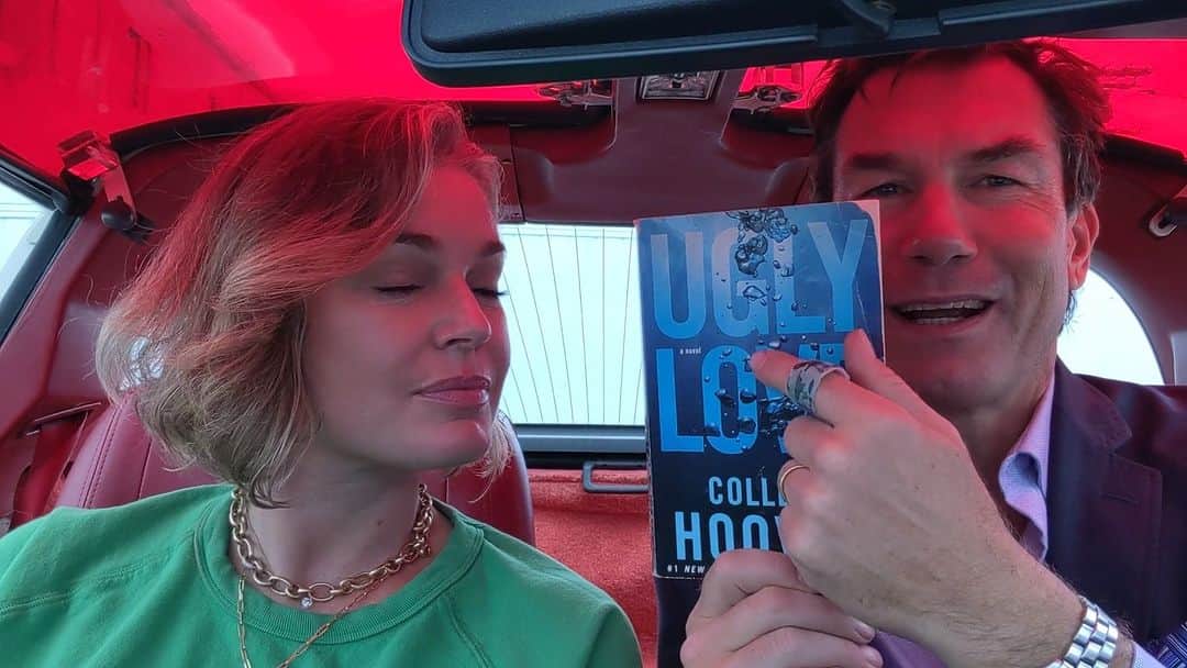 レベッカ・ローミンのインスタグラム：「#cohobookstack Our review of UGLY LOVE by @colleenhoover」