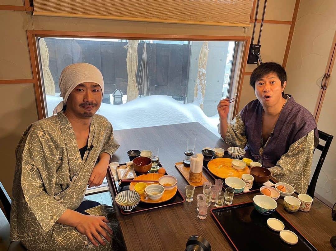【公式】マツコ＆有吉 かりそめ天国のインスタグラム：「今日17日(金)よる8時からは #かりそめ天国 2時間SP!!  VTR1本目は... 旅館の朝食調査 第2弾！ #錦鯉 さんは茨城県で 獲れたてあんこうを使った贅沢朝食を、 #パンサー尾形 さん #菅 さんは岩手県で きりたんぽなど約40種の田舎料理ビュッフェを 堪能します！  2本目は... #ロバート秋山 さんの 実録・グルメ抗争 愛知県蟹江町カニ抗争編！  蟹が獲れない蟹江町で開催される町おこしイベント 「蟹蟹フェア」の強引な運営を調査！ 主催者である町長と対面するため、 町役場にも潜入します！  スタジオトークでは、 「お二人は中野サンプラザに行ったことありますか？」 という投稿に... 有吉さん 「中野サンプラザで コンサートをやったことがある」 マツコさん 「さすがだわ」  そのほか、 お二人が思い出のコンサート会場について語ります！  お楽しみに！」