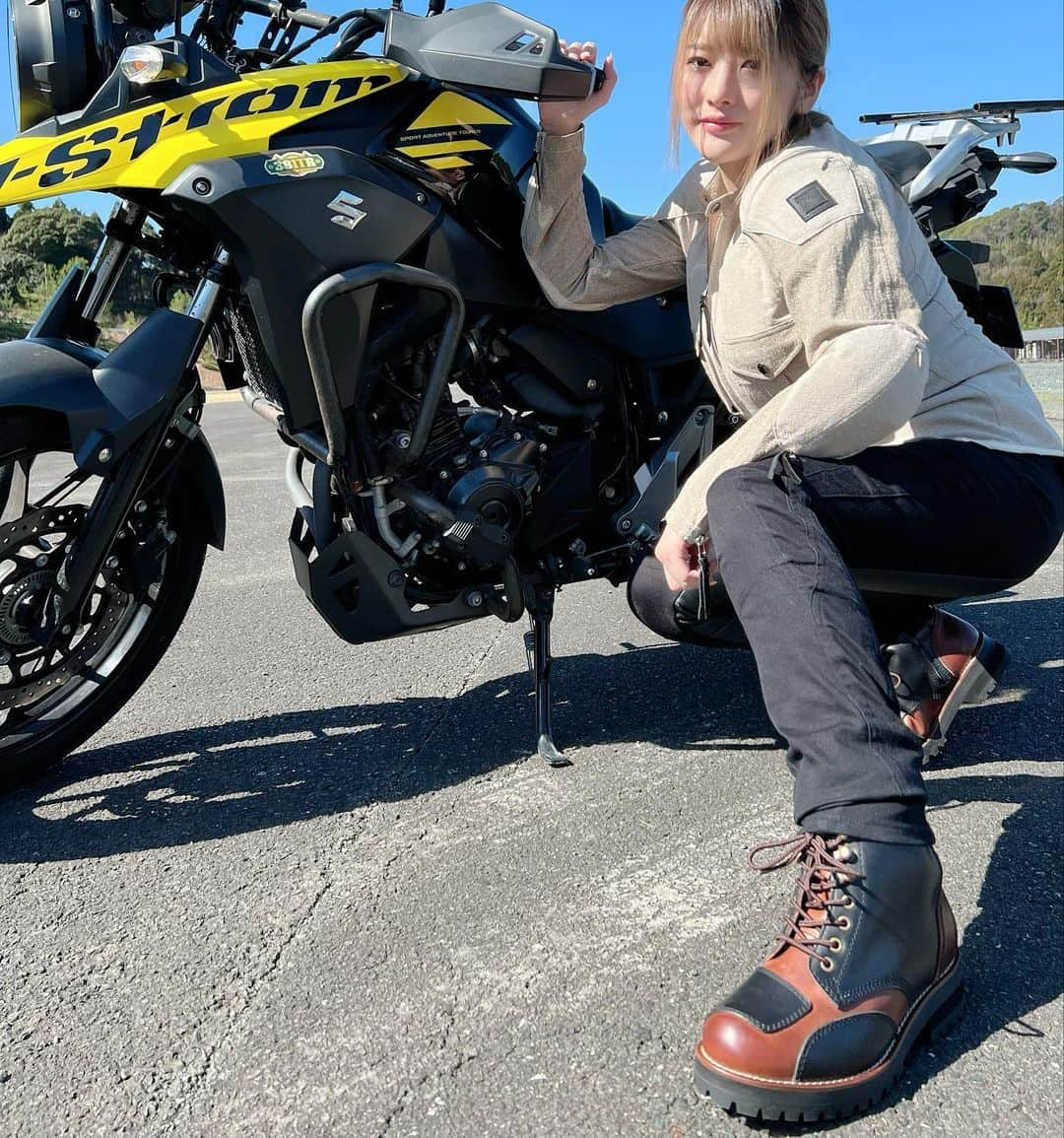 上矢えり奈のインスタグラム：「＊-＊-＊-＊-＊-＊-＊-＊  ライダーブーツ🏍 チャック式だから脱ぎ履きも楽ちん☺️ ブラックとブラウンの色使いも オシャレでかわいいよね👢  erina.  ＊-＊-＊-＊-＊-＊-＊-＊  #デイトナ　#ライダーブーツ　#バイク女子　#バイクツーリング #バイクライフ　#カスタムパーツ　#上矢えり奈」