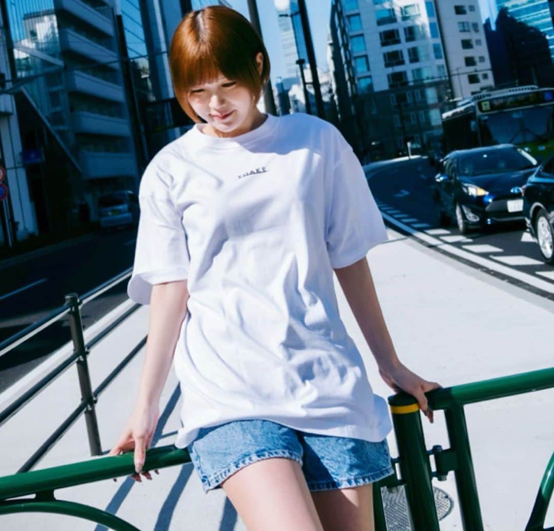 のインスタグラム：「題名 : 偽りの季節  ※真夏の服装だけど撮影時期2月。  #YOAKE #メジャーデビュー1stアルバム特典T」