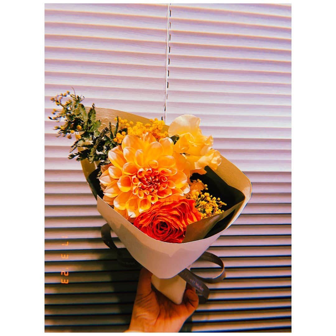 iCasのインスタグラム：「20周年おめでとうございますとお花いただいたの💐💐  お花もらえるの本当嬉しい とっても可愛い、良い匂い  しばらく楽しんだらドライフラワー作ってみよかな〜」