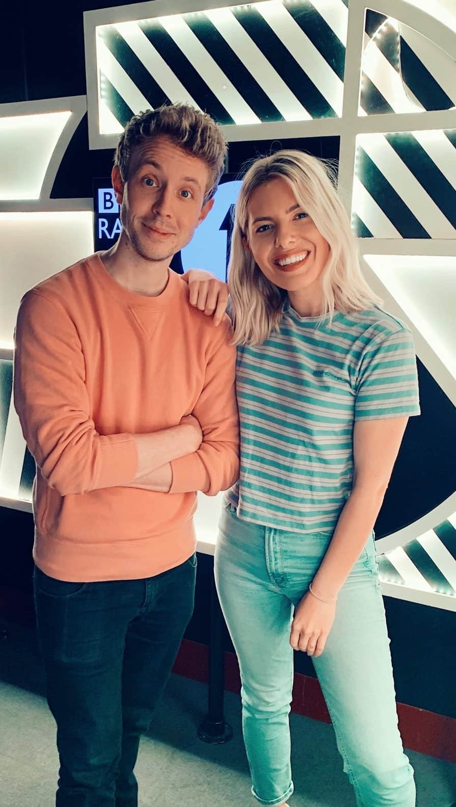 Mollie Kingのインスタグラム：「Today is the day…first day back on the Matt and Mollie show on @bbcradio1 🙌 I genuinely can’t wait to be back in the studio with my buddy @matthewedmondson and to have more laughs like this “fajitas gate”! As much as we love to thrash each other in Matt vs Mollie, I have to admit, I’ve really missed him! Feels like we’ve got so much to catch up on! I’m so excited to hear from all our lovely listeners too and what you’ve all been up to. So come and join us at 1pm and let’s have a good old catch up!」