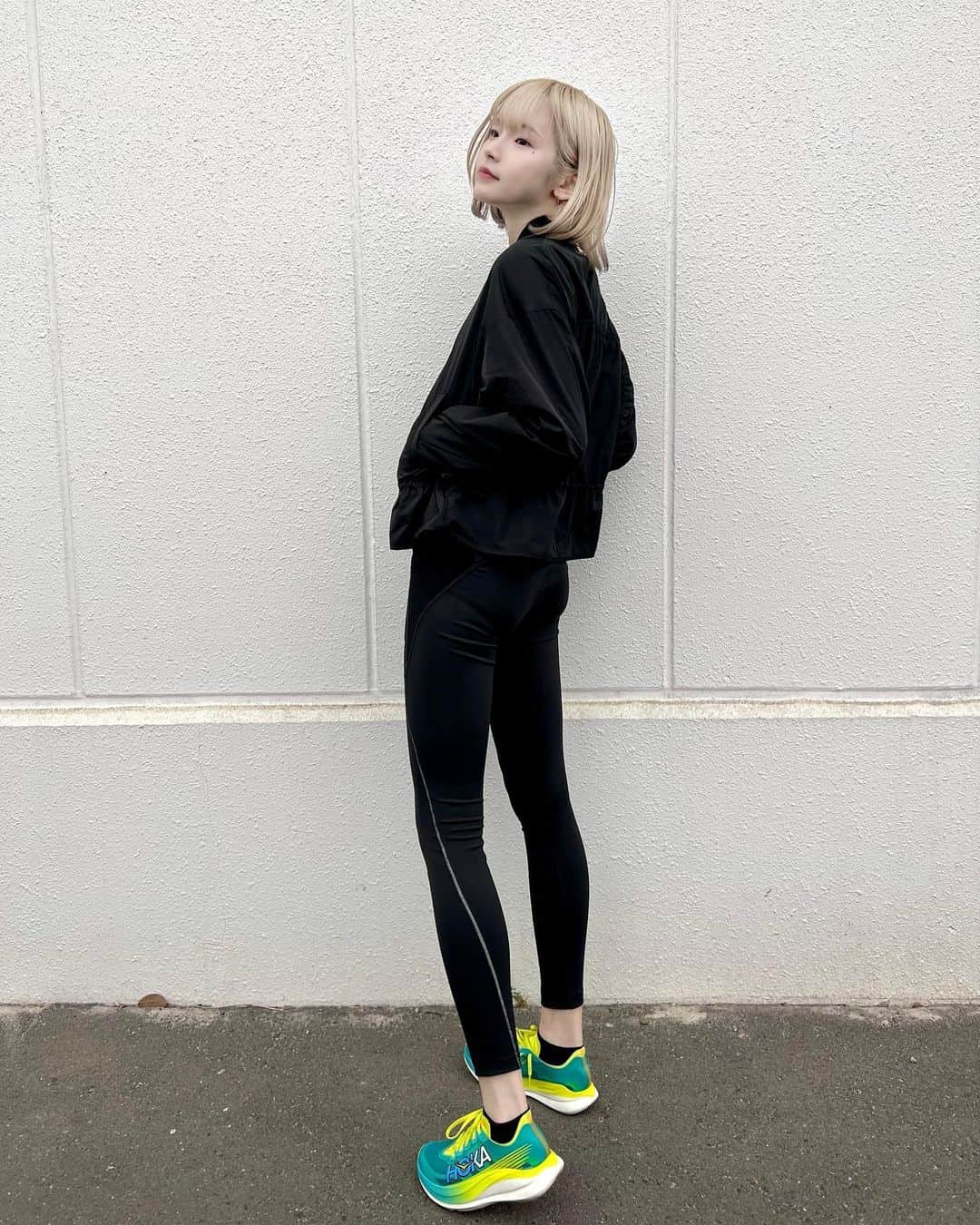 志村美希のインスタグラム：「HOKAからエリートアスリート向けカーボンシューズ【ROCKET X 2 （ロケット エックス 2）】が新発売🚀✨  下り坂流ししてるみたいで ポイント練やレースにぴったりな まさにレースシューズって感じ🙀 でも短い距離しか走ってないから 長い距離だと足の負担とか正直まだわからない🤔  そして！！ 明日のワンマイルレース 【Break Your Limit ~HOKA ROCKET X2 1mile Challenge~】に挑戦します🏃🏻‍♀️ マイルを一人で走るの初めてだけど、 明日晴れるといいナ🌞☔️  @hoka_japan #HOKA #ホカラン #FlyHumanFly#pr」